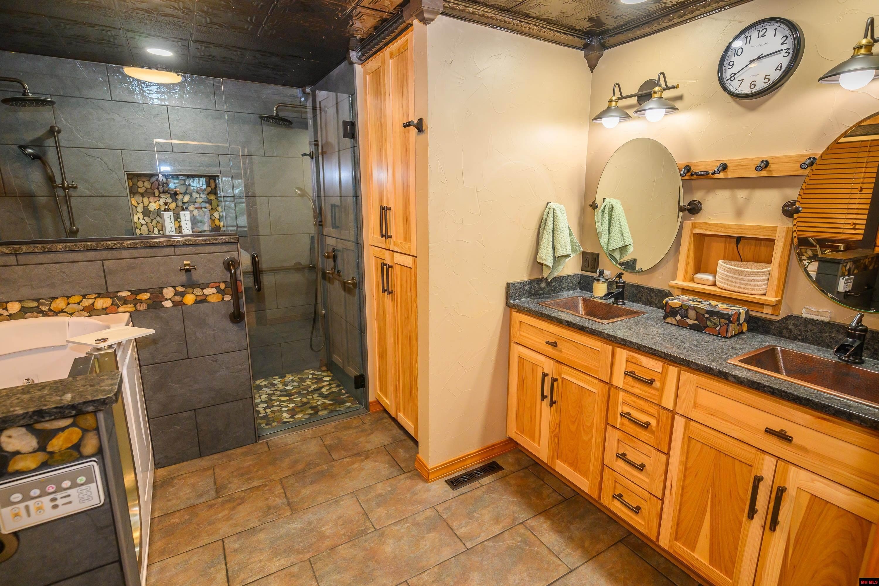 Mountain Home, Arkansas, 72653, United States, 2 Bedrooms Bedrooms, ,3 BathroomsBathrooms,Residential,For Sale,2009104