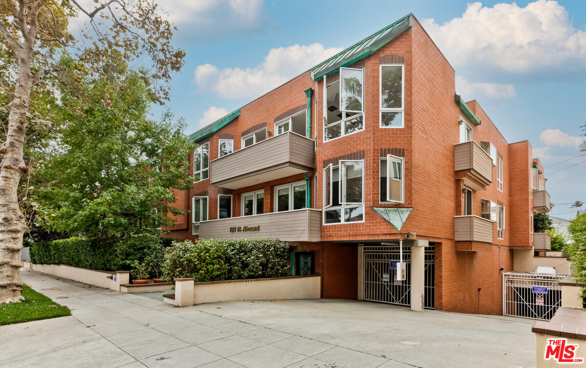 Beverly Hills, California, 90211, United States, 2 Bedrooms Bedrooms, ,3 BathroomsBathrooms,Residential,For Sale,1897211