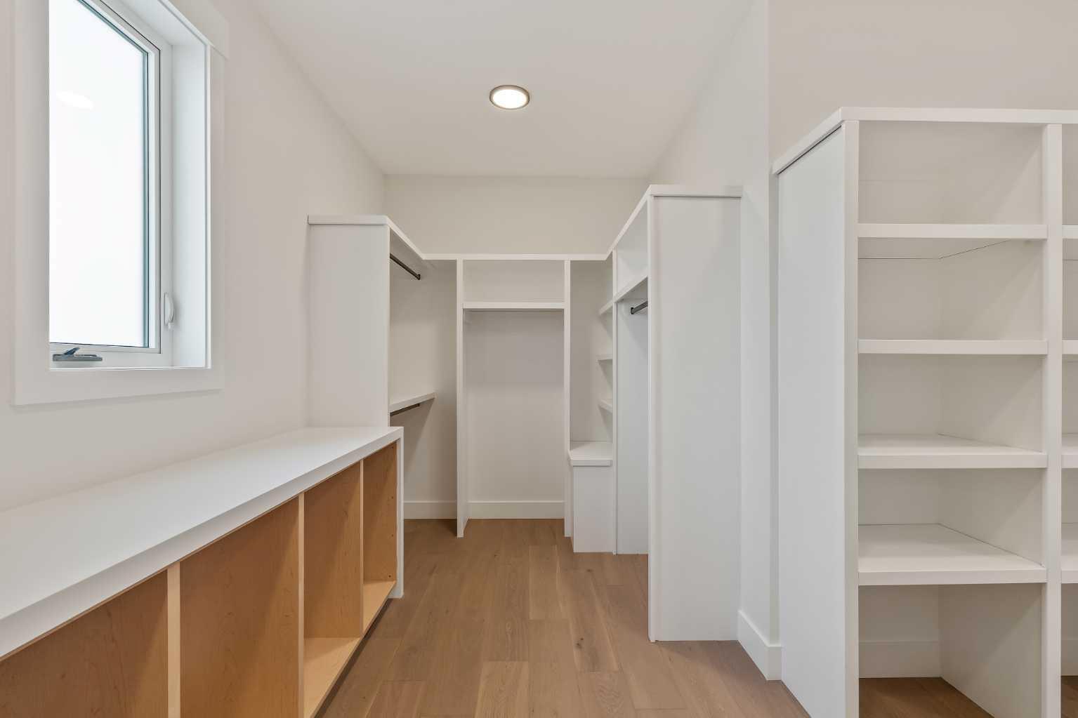 CALGARY, Alberta, T3E 2V9, CA, 4 Bedrooms Bedrooms, ,5 BathroomsBathrooms,Residential,For Sale,1987778