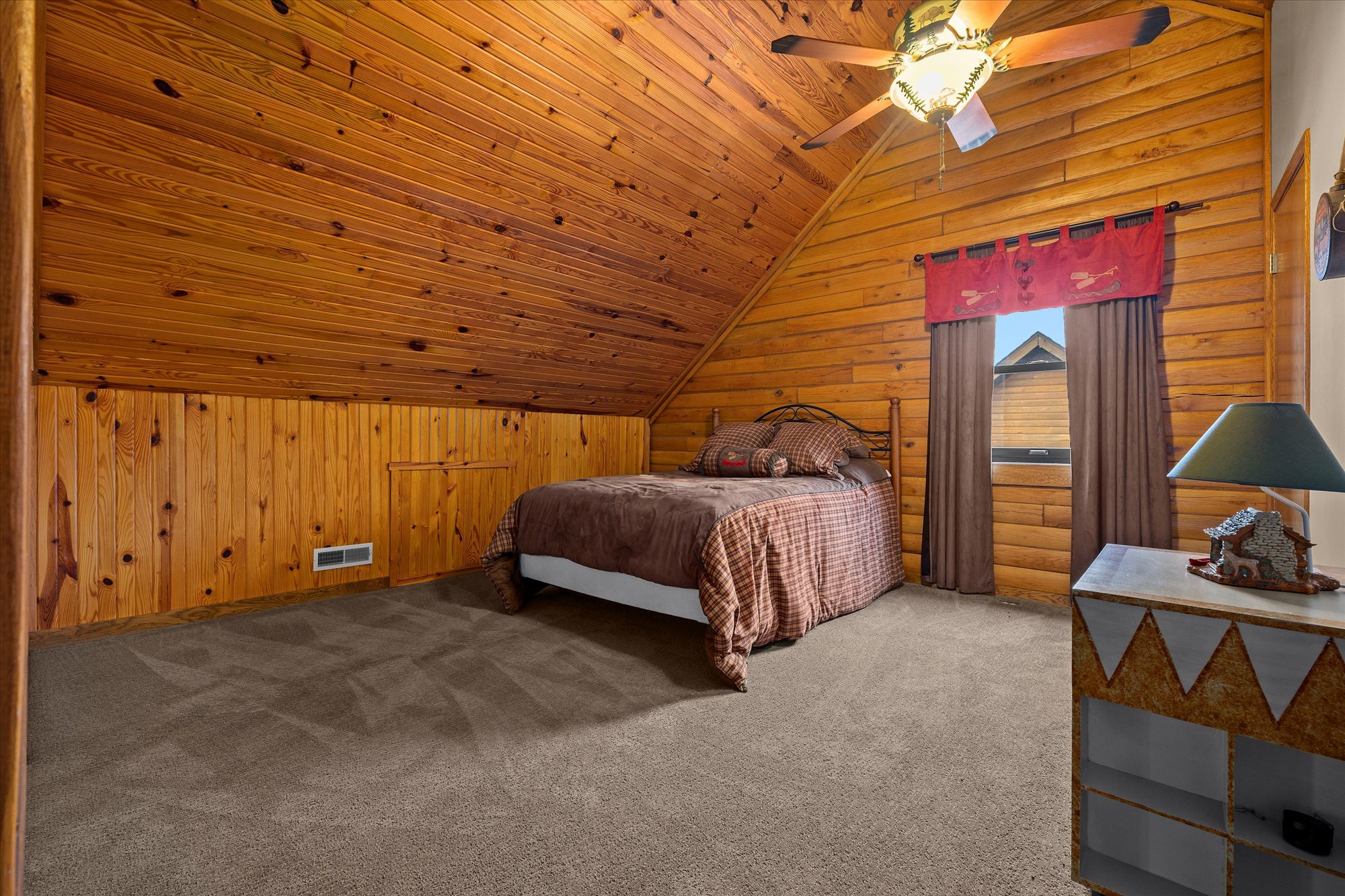 Hillsboro, Illinois, 62049, United States, 4 Bedrooms Bedrooms, ,5 BathroomsBathrooms,Residential,For Sale,1978886