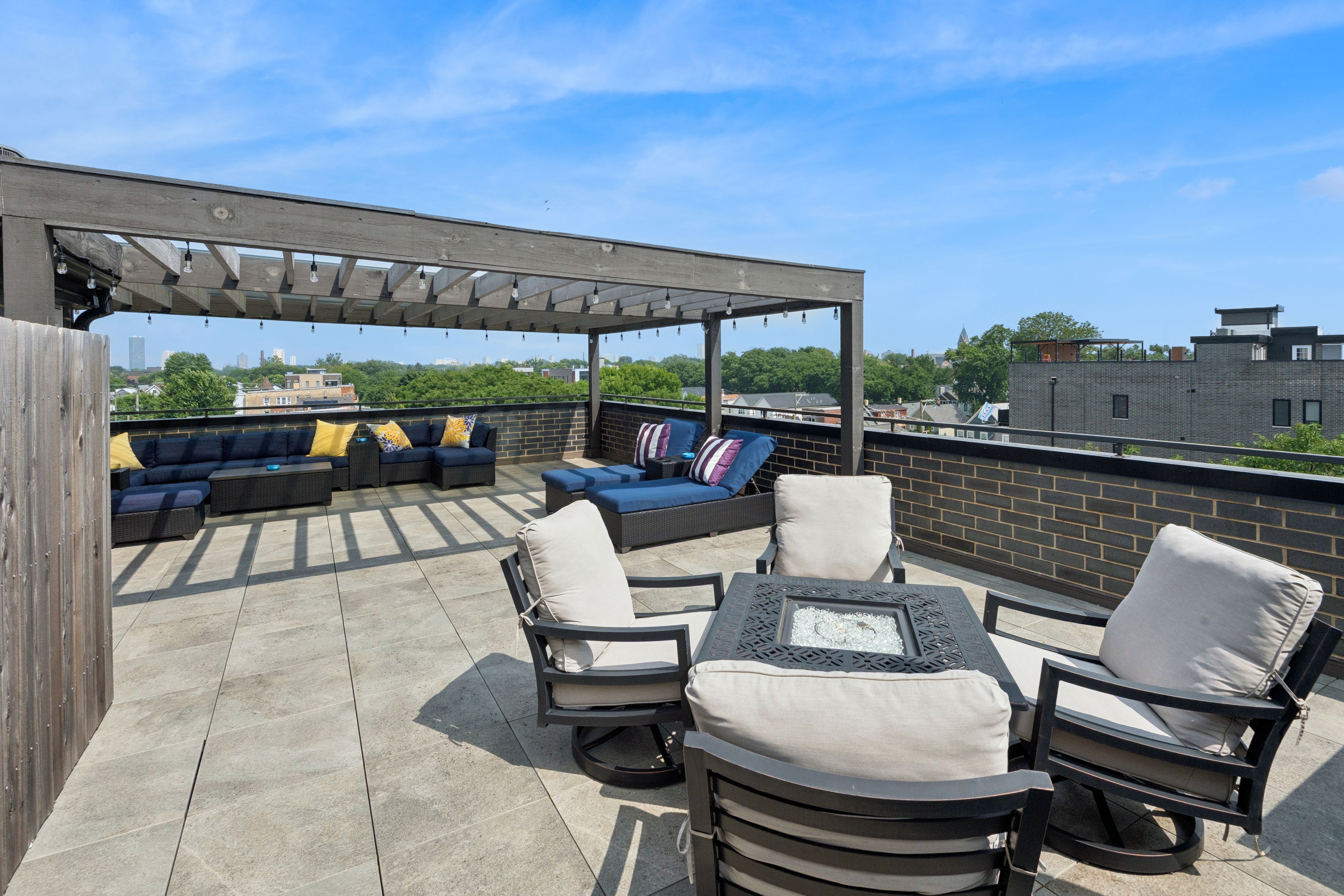  Move-In-Ready Penthouse With Exceptional Indoor-Outdoor Living - 物件實景