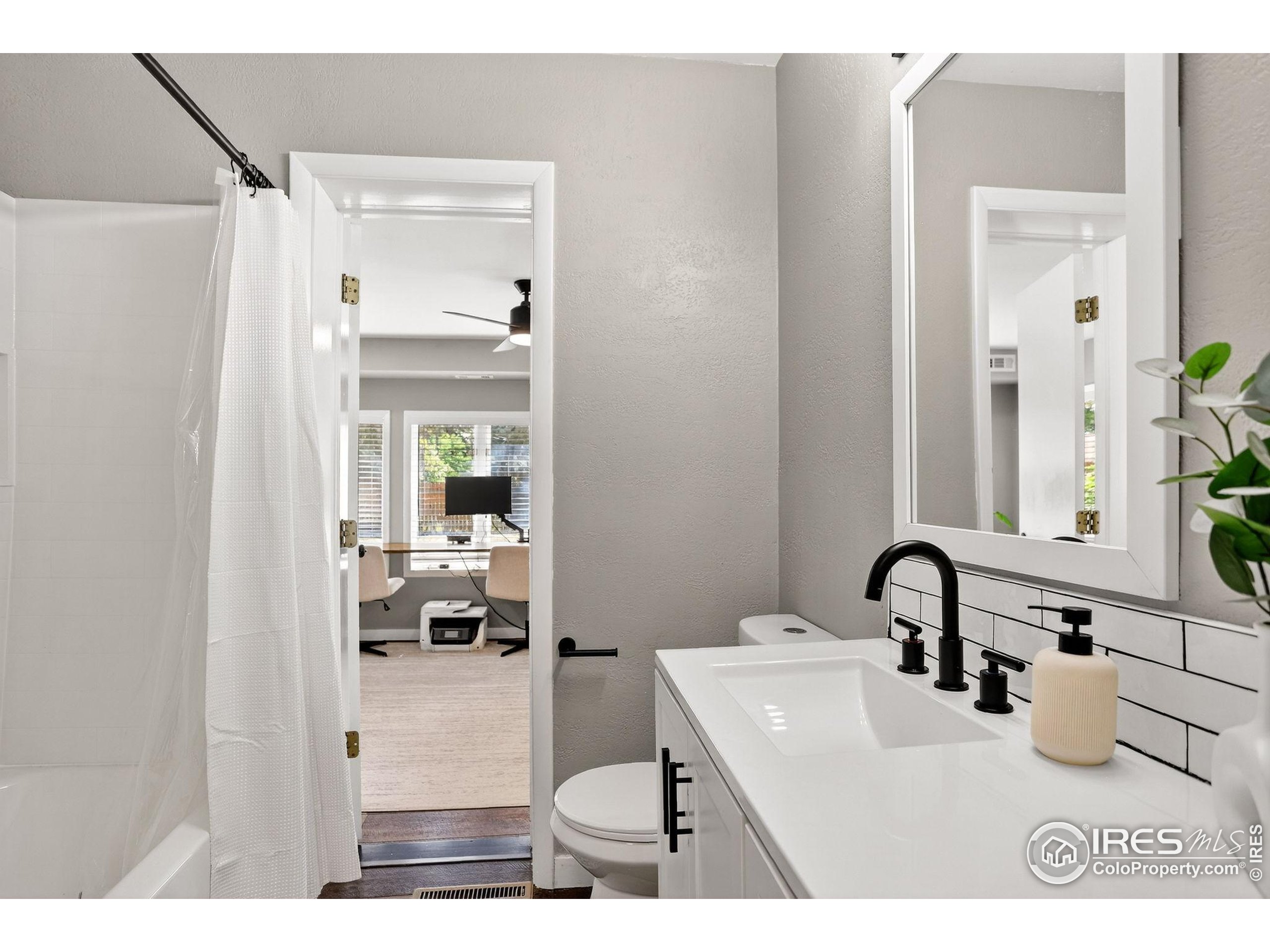 Longmont, Colorado, 80501, United States, 3 Bedrooms Bedrooms, ,1 BathroomBathrooms,Residential,For Sale,1948840