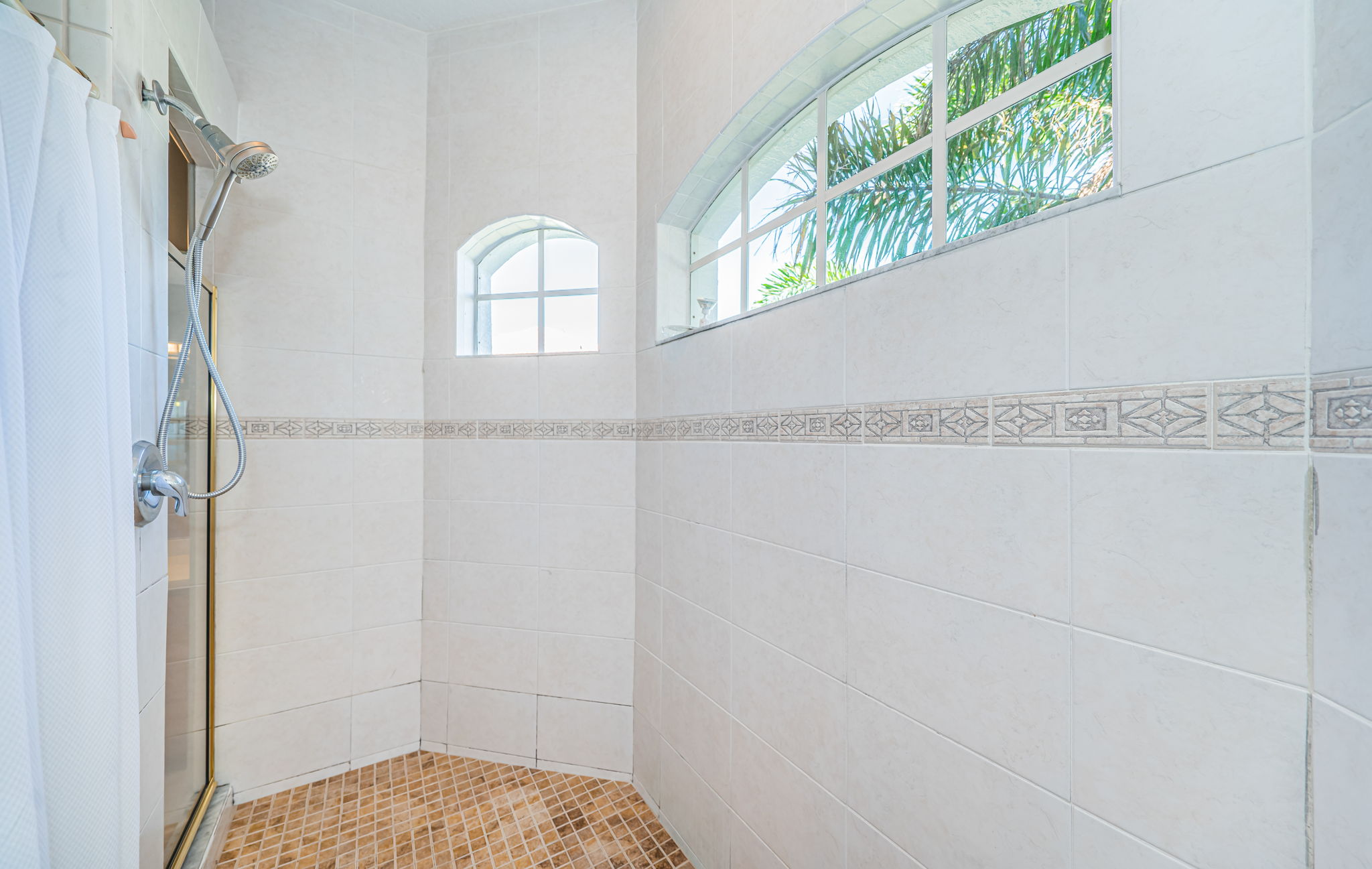 Gulfport, Florida, 33707, United States, 5 Bedrooms Bedrooms, ,4 BathroomsBathrooms,Residential,For Sale,1977633