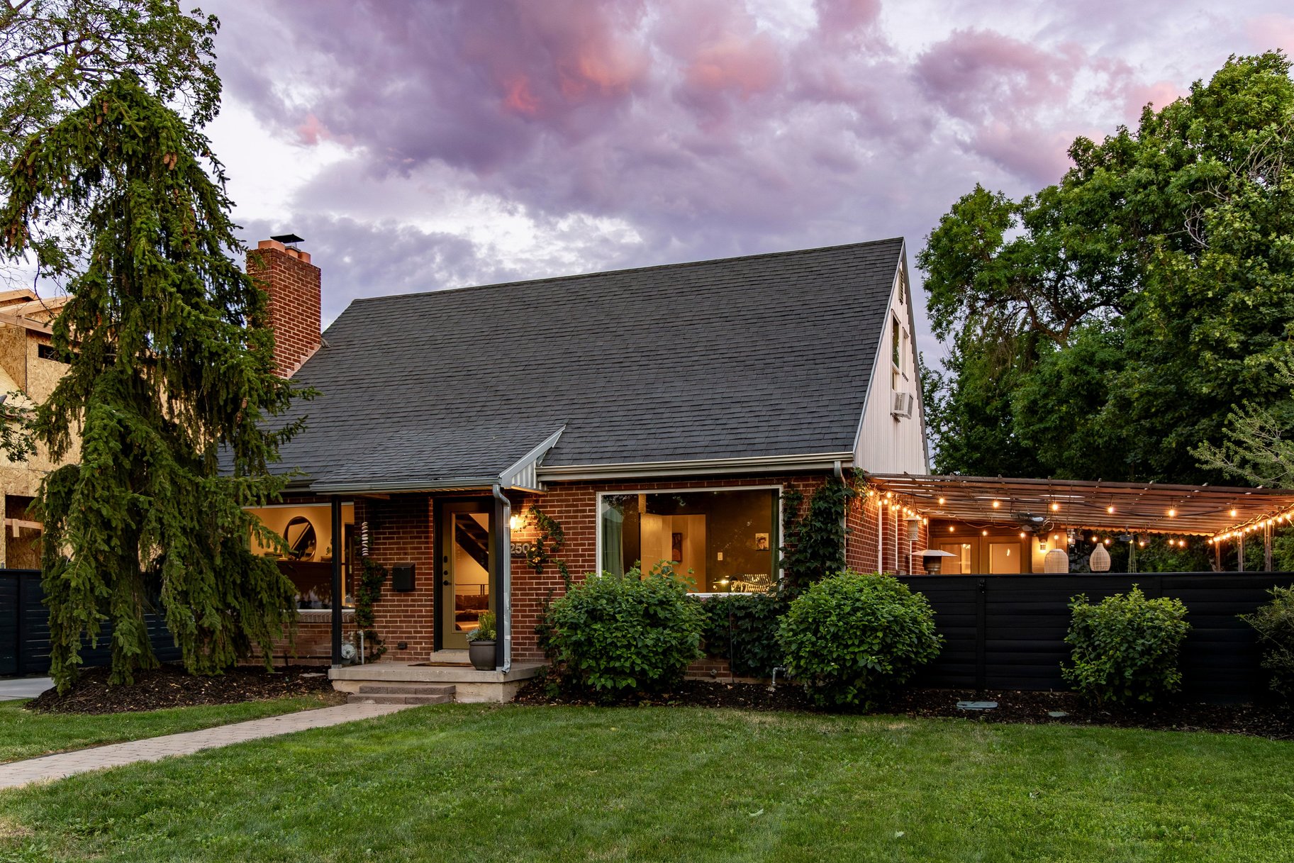  Spacious Millcreek Bungalow with Expansive Backyard & 2-Car Garage - 物件實景