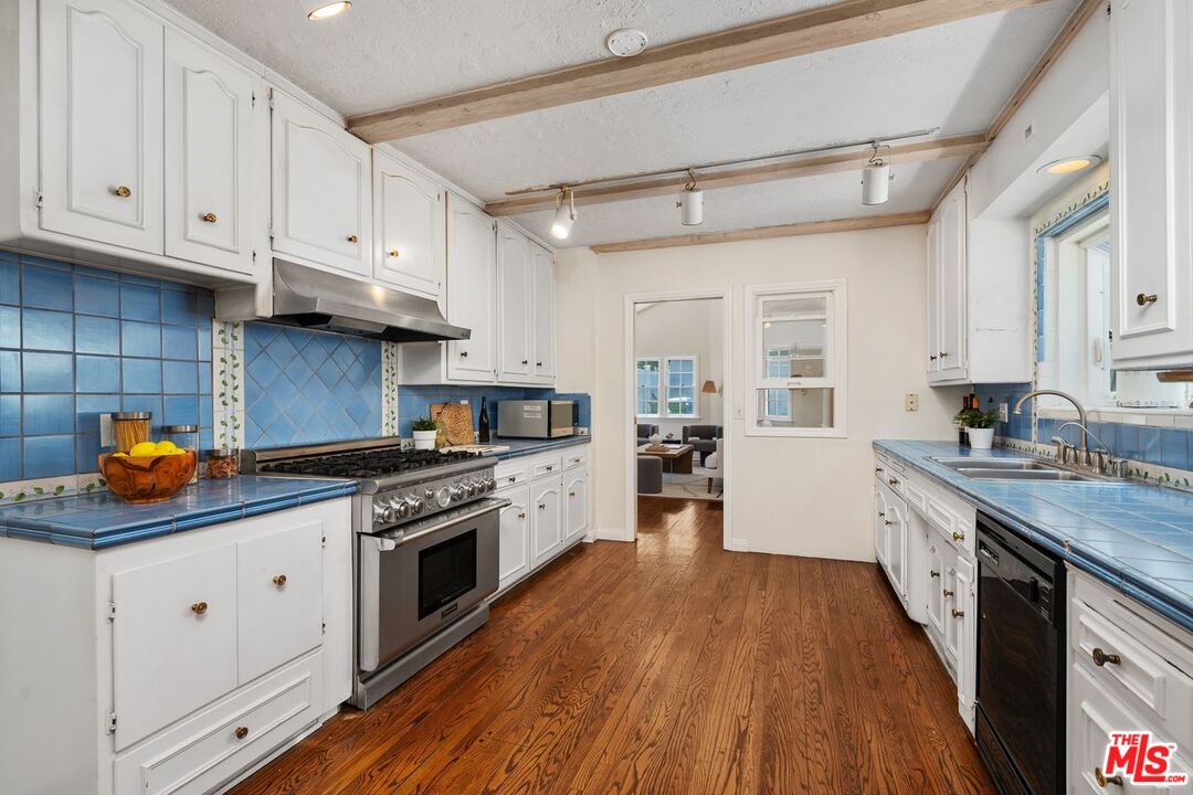 Los Angeles, California, 90049, United States, 3 Bedrooms Bedrooms, ,3 BathroomsBathrooms,Residential,For Sale,1902649
