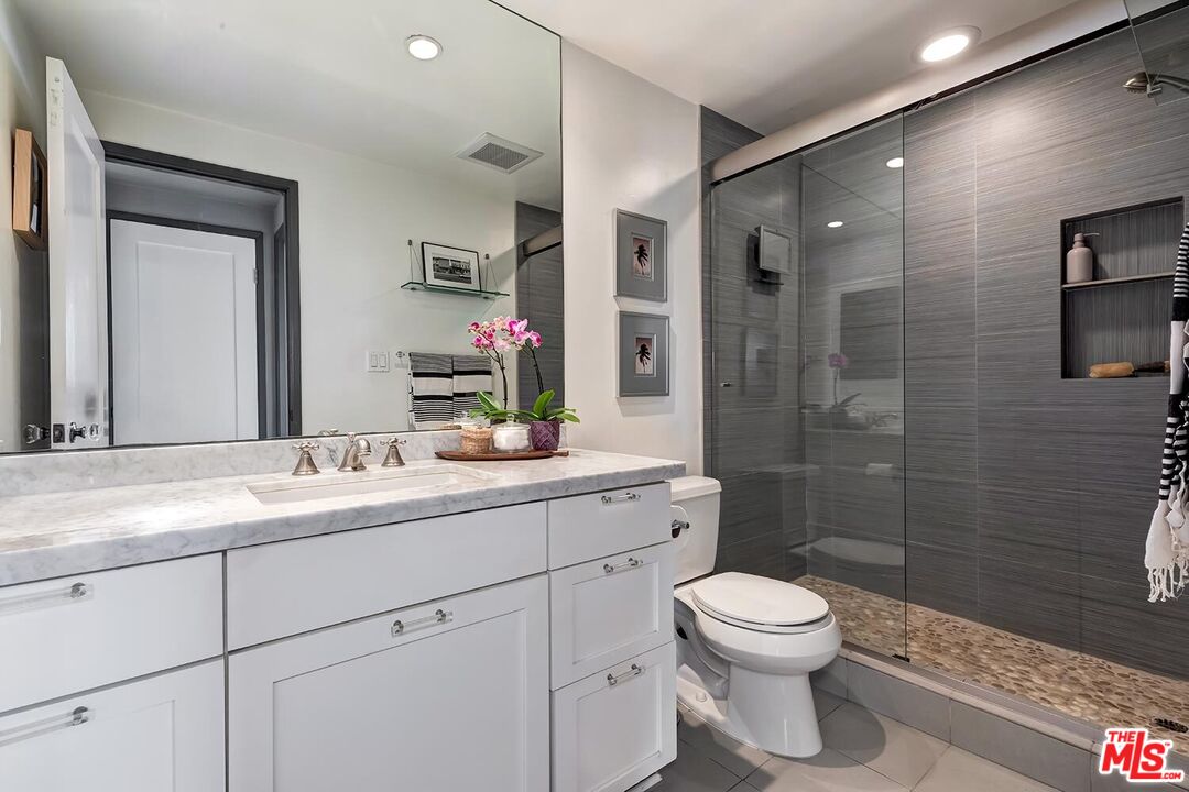 West Hollywood, California, 90069, United States, 2 Bedrooms Bedrooms, ,2 BathroomsBathrooms,Residential,For Sale,1819033