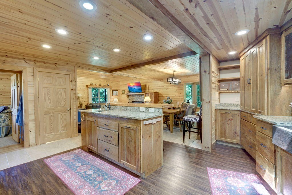 Hiawassee, Georgia, 30546, United States, 2 Bedrooms Bedrooms, ,3 BathroomsBathrooms,Residential,For Sale,1920293