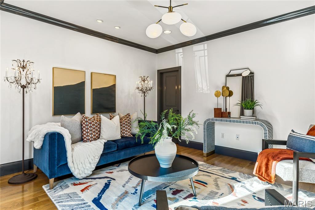 University City, Missouri, 63105, United States, 4 Bedrooms Bedrooms, ,5 BathroomsBathrooms,Residential,For Sale,1989585