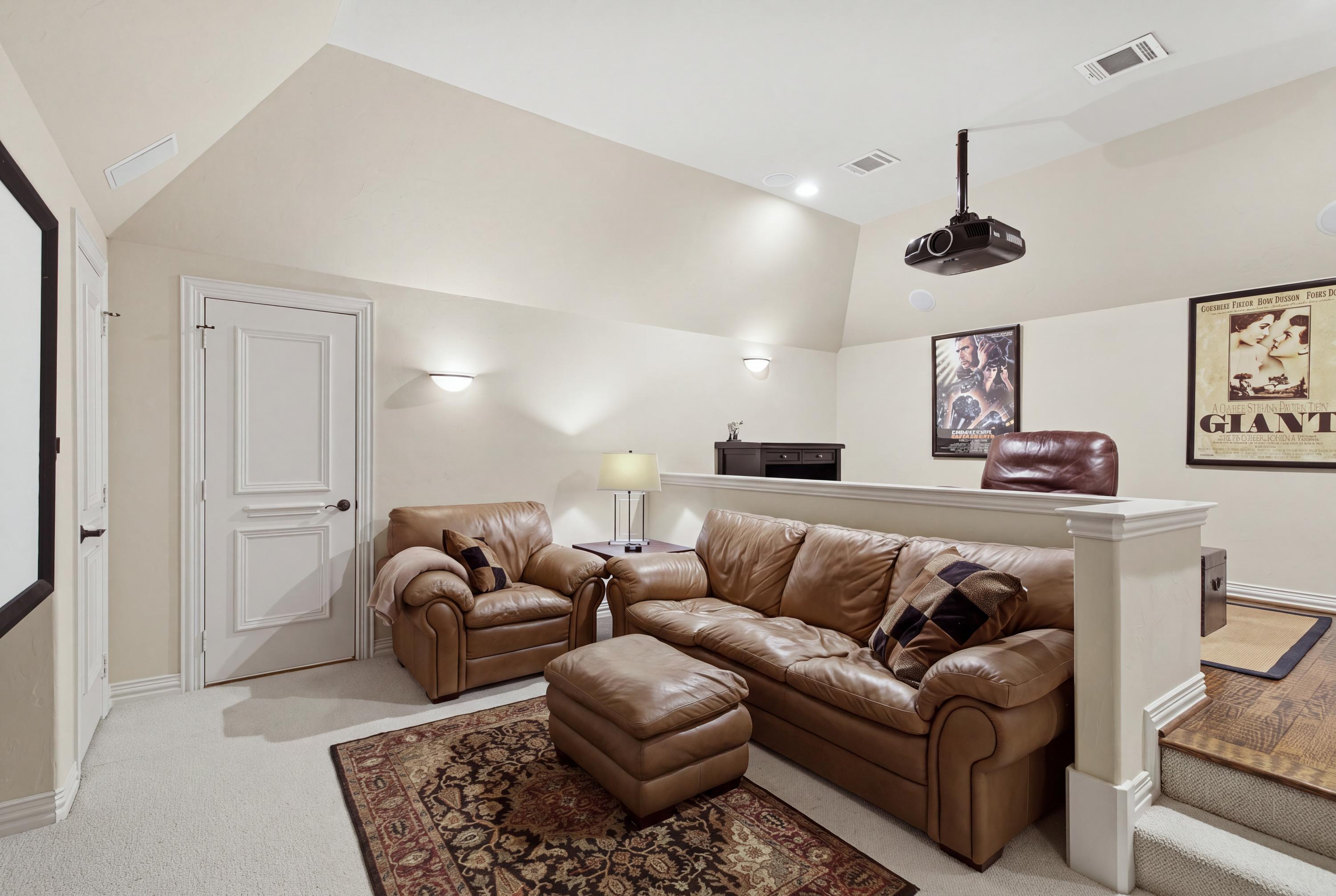  Preston Hollow Home with Pool, Primary Suite Down, 3-Car Garage & Solar - 物件實景