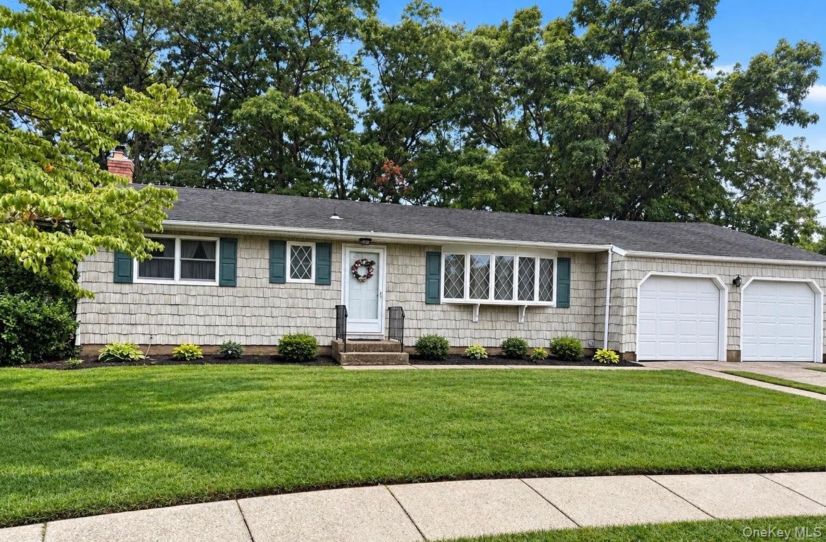 Whig Ct, Holbrook, NY 11741