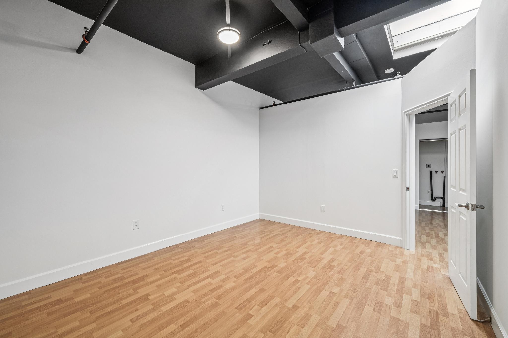  Creative Loft-Style Commercial Space with 15+ Foot Ceilings - 物件實景