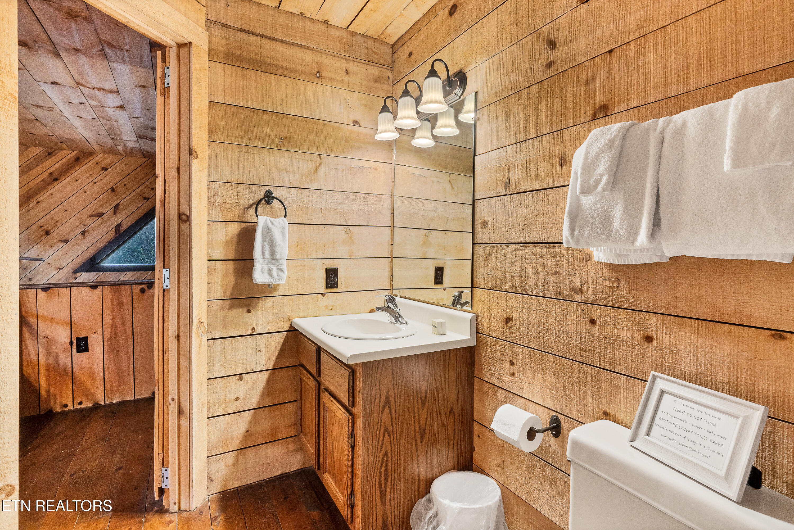 Townsend, Tennessee, 37882, United States, 2 Bedrooms Bedrooms, ,3 BathroomsBathrooms,Residential,For Sale,2010973