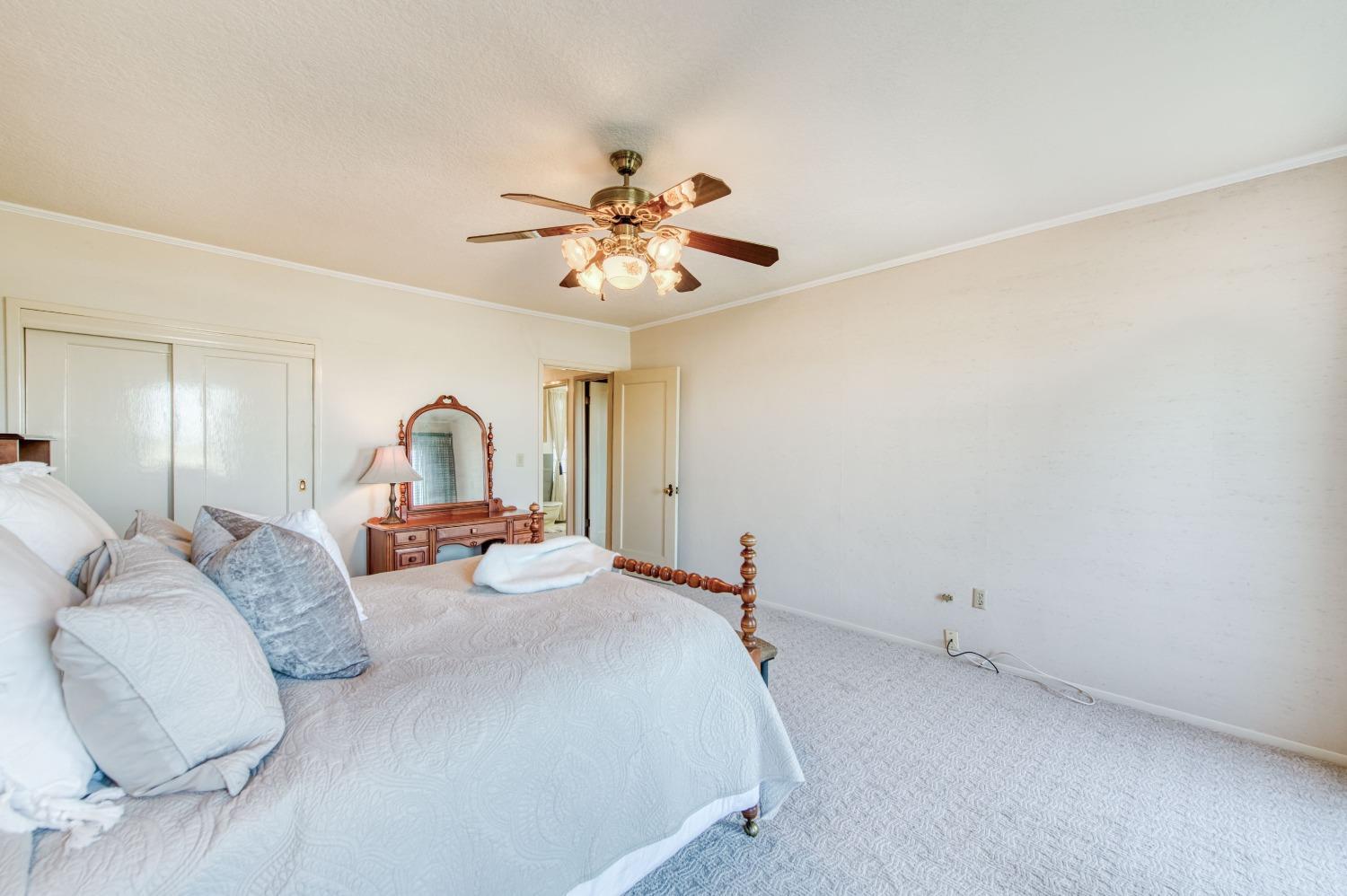 Kerman, California, 93630, United States, 5 Bedrooms Bedrooms, ,3 BathroomsBathrooms,Residential,For Sale,1928392