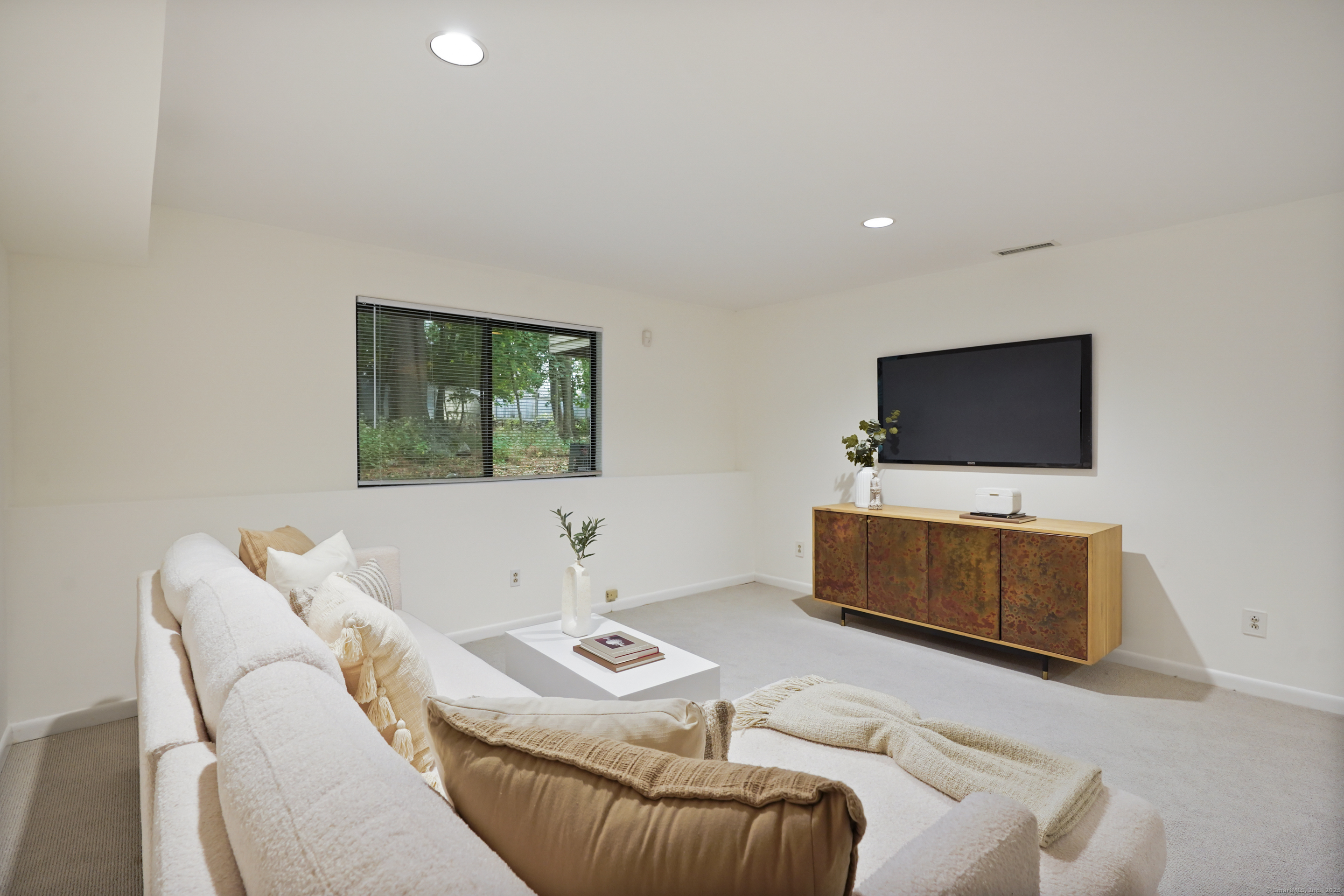 Stamford, Connecticut, 06905, United States, 2 Bedrooms Bedrooms, ,3 BathroomsBathrooms,Residential,For Sale,1997039