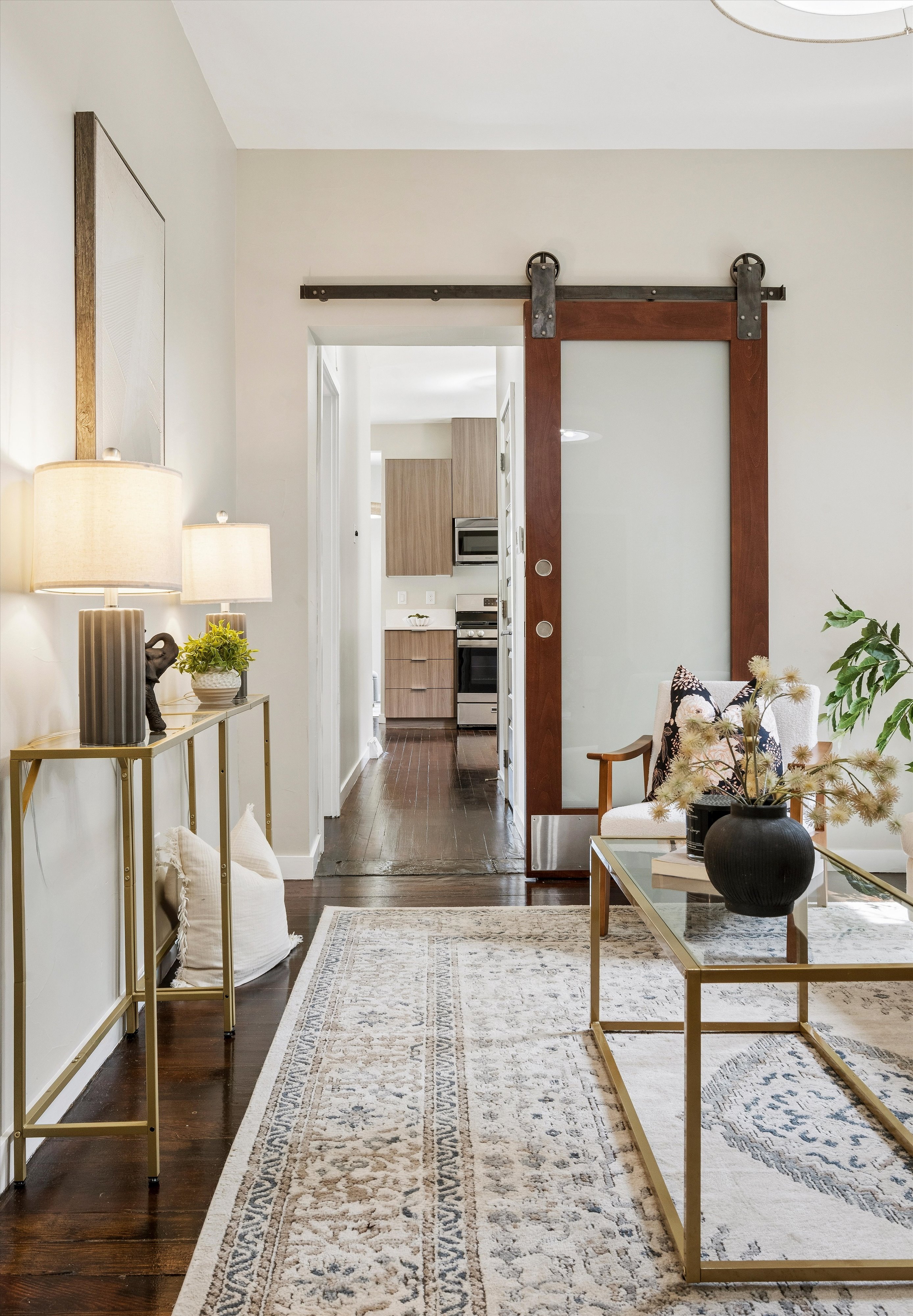  Beautifully updated residence, timeless architectural character & modern comfort - 物件實景