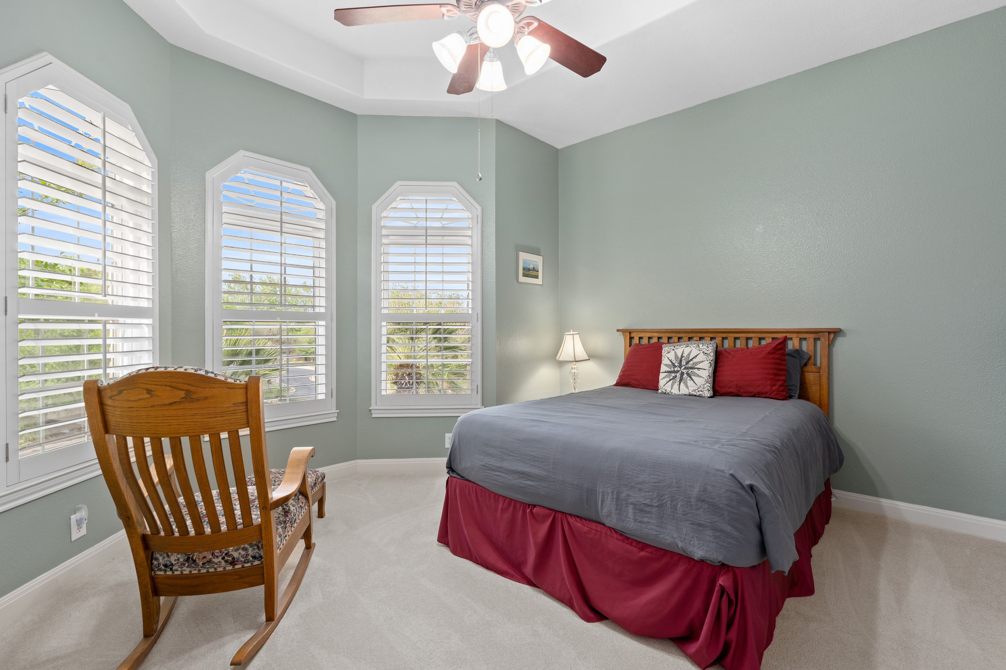  Spacious Estate with Poolside Views - 物件實景