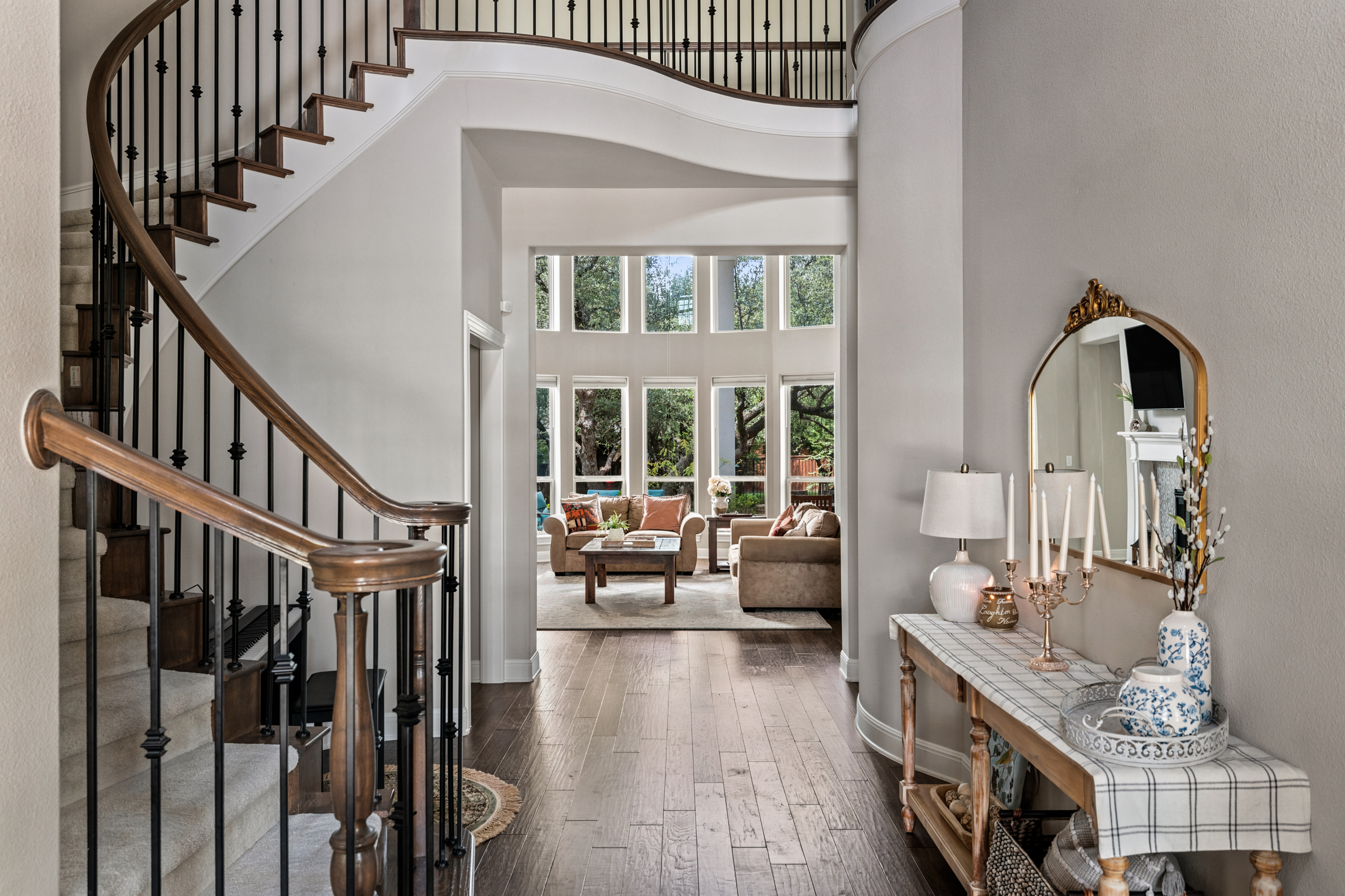  Private Greenbelt Retreat with Dual Main-Floor Suites - 物件實景