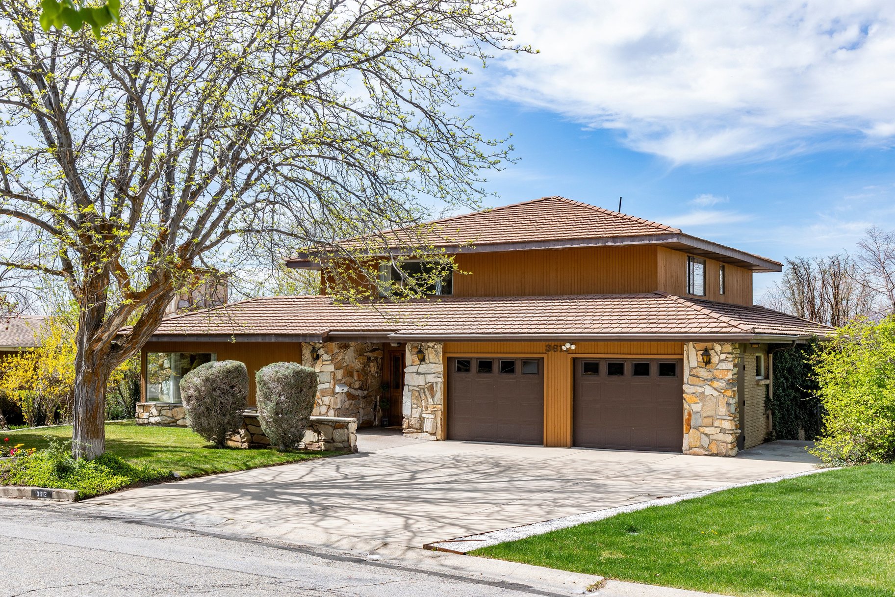  Solid Olympus Cove 2 Story With Mountain and Valley Views - 物件實景