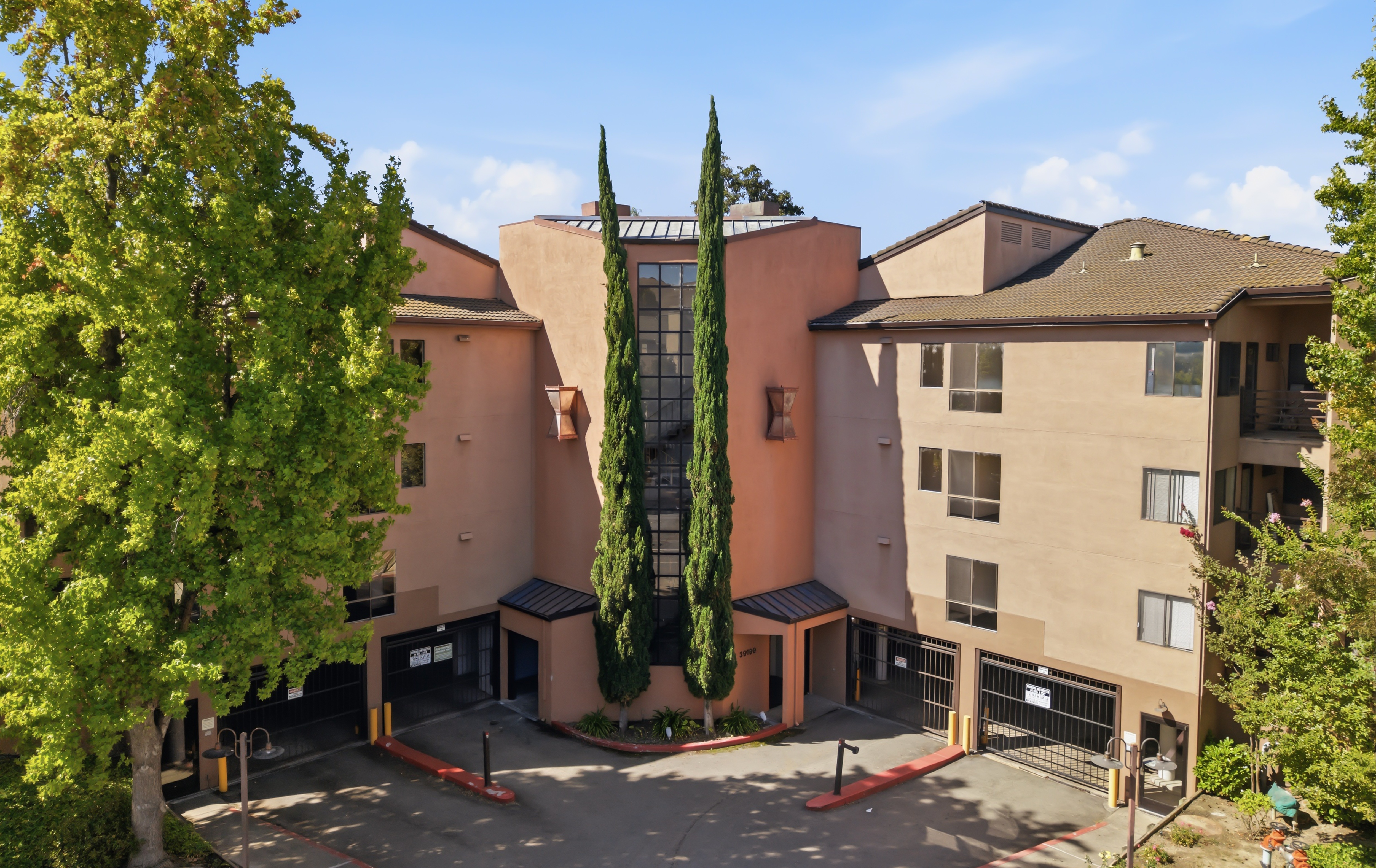  Beautifully Updated Top-Floor Living with Tranquil Courtyard Views - 物件實景