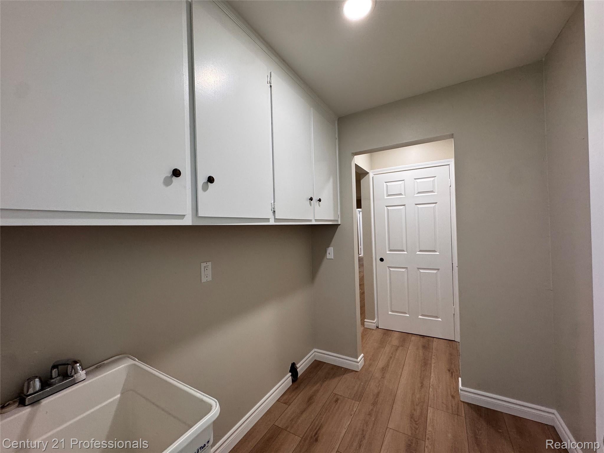 Troy, Michigan, 48085, United States, 4 Bedrooms Bedrooms, ,3 BathroomsBathrooms,Residential,For Sale,2009052