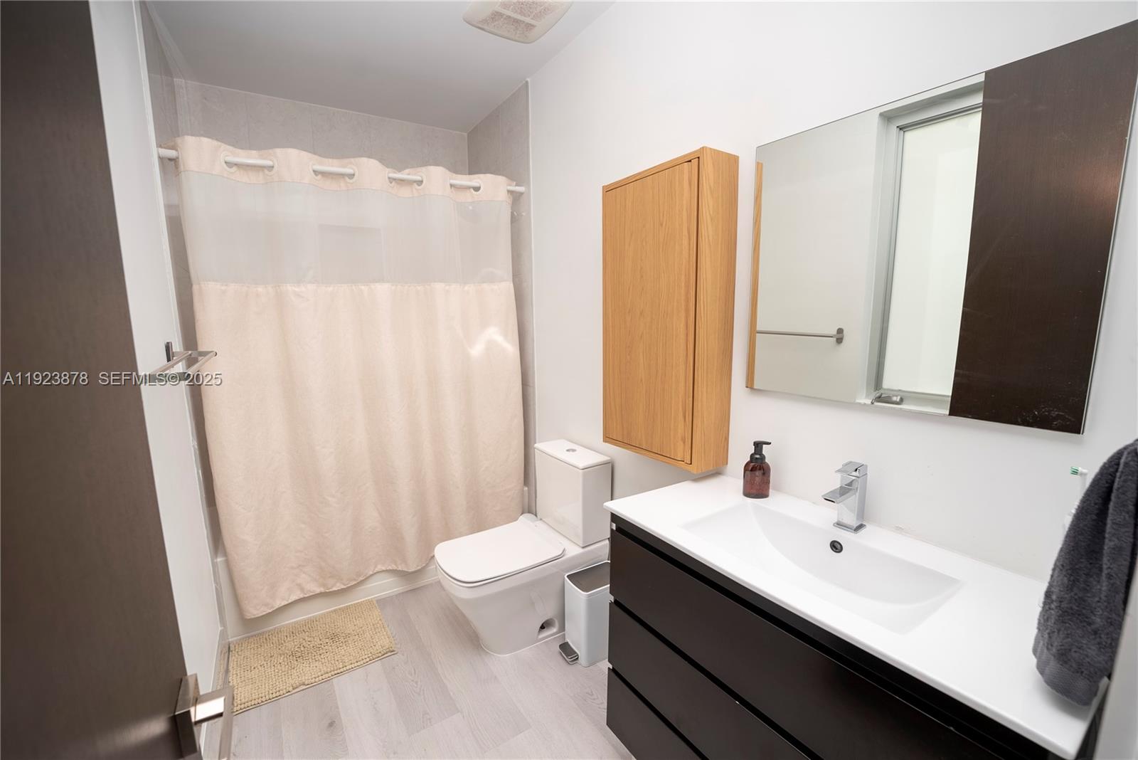 Doral, Florida, 33122, United States, 4 Bedrooms Bedrooms, ,5 BathroomsBathrooms,Residential,For Sale,2002186