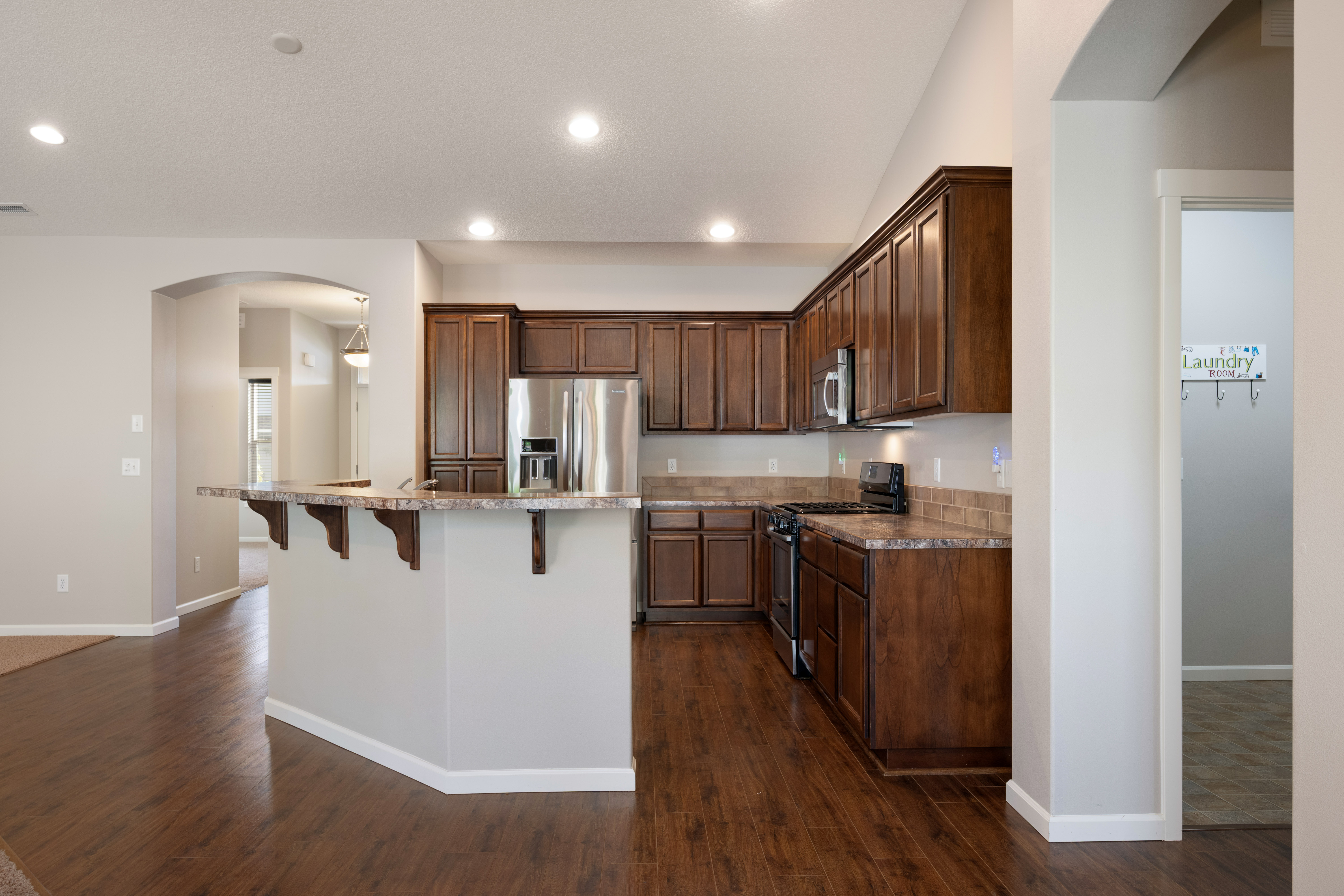  Welcome to this well-maintained 3-bedroom, 2-bath New Tradition resale - 物件實景