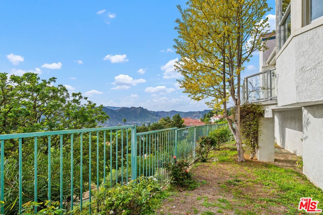 Pacific Palisades, California, 90272, United States, 2 Bedrooms Bedrooms, ,2 BathroomsBathrooms,Residential,For Sale,1991274