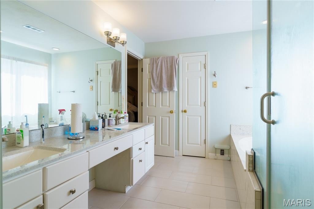 Glen Carbon, Illinois, 62034, United States, 5 Bedrooms Bedrooms, ,4 BathroomsBathrooms,Residential,For Sale,1977133