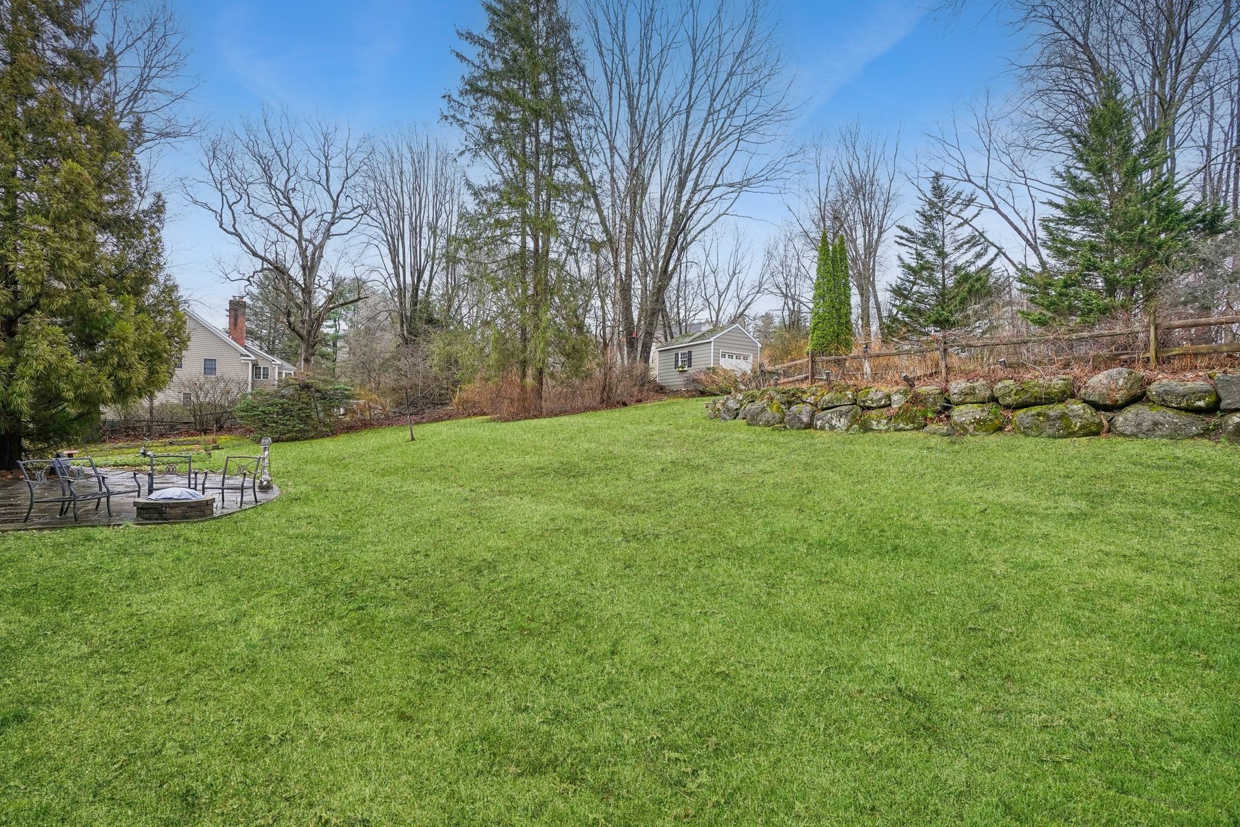 Classic Center Hall Colonial Privately Set on 1.2 Acres - 物件實景