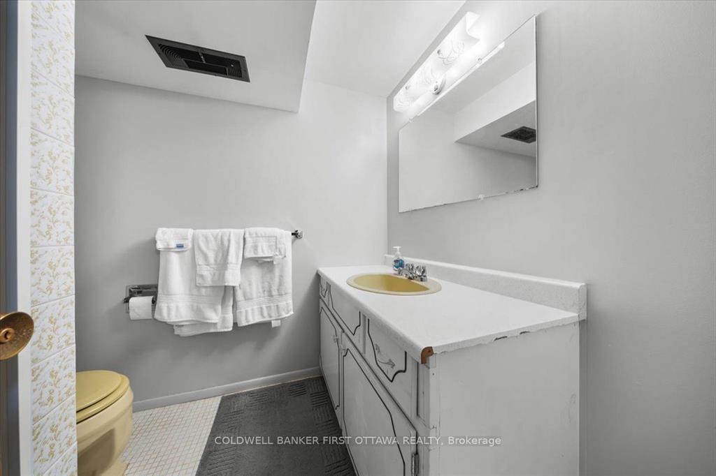 Ottawa, Ontario, K2A 1N7, CA, 3 Bedrooms Bedrooms, ,2 BathroomsBathrooms,Residential,For Sale,1924987