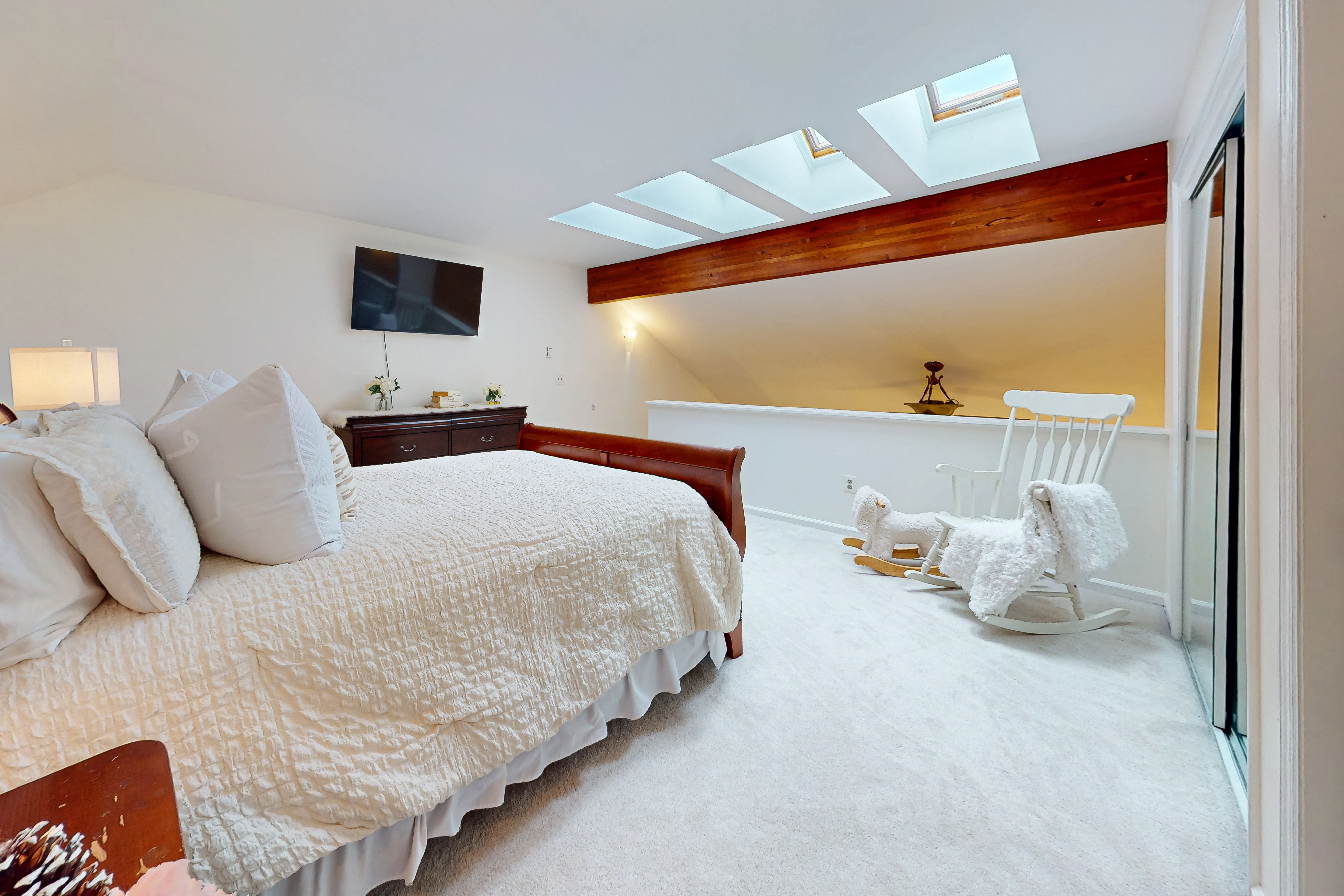  Upper Level Two-Story Townhouse - 物件實景