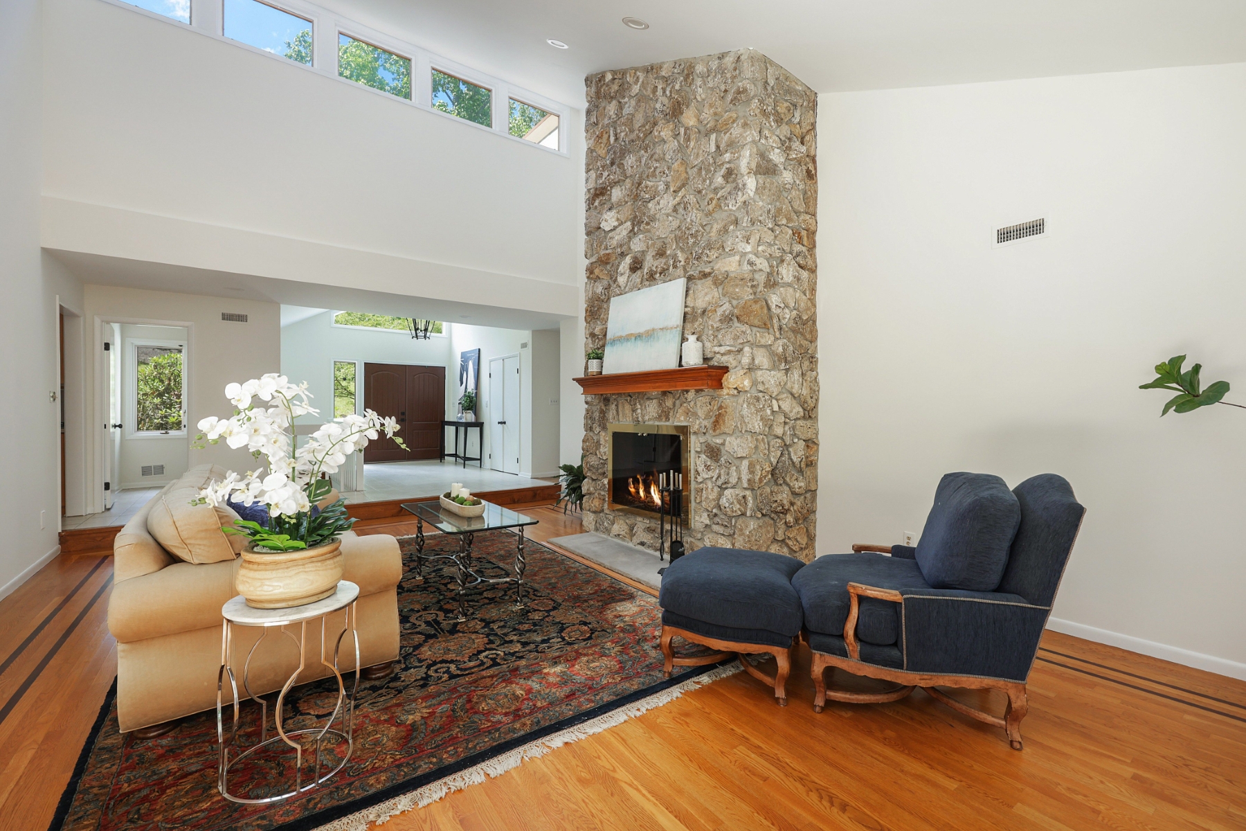  Spacious Living, Thoughtful Updates and Desirable Location - 物件實景
