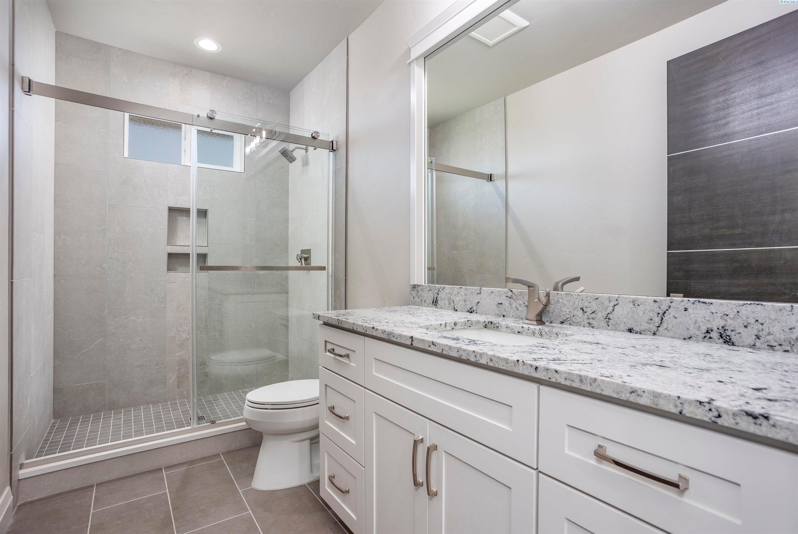 Pasco, Washington, 99301, United States, 4 Bedrooms Bedrooms, ,4 BathroomsBathrooms,Residential,For Sale,1979457