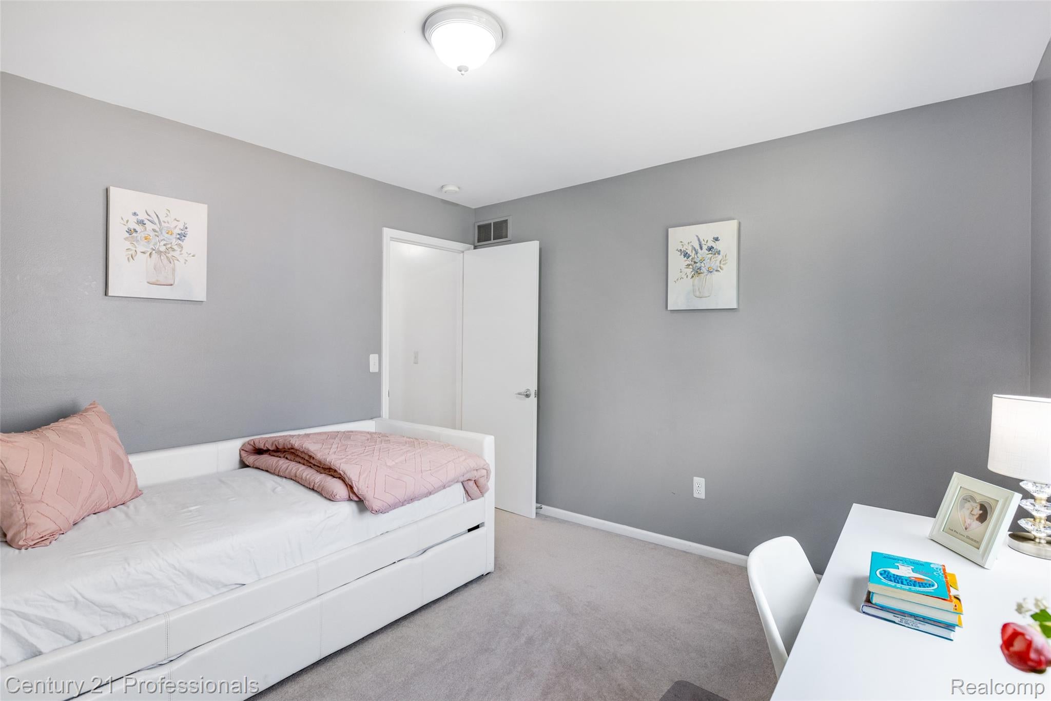 LakeOrion, Michigan, 48359, United States, 4 Bedrooms Bedrooms, ,3 BathroomsBathrooms,Residential,For Sale,1973715