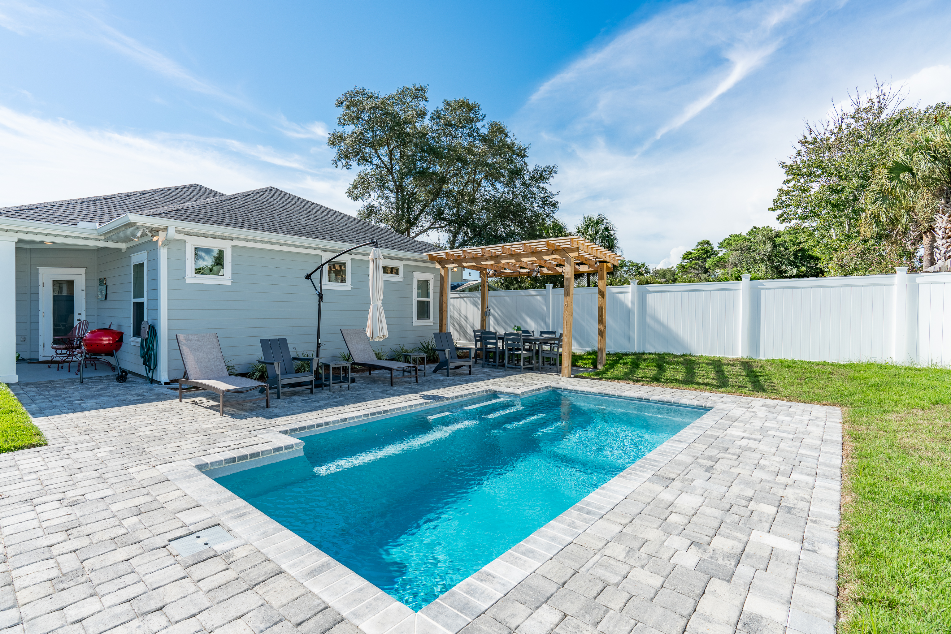  Rental-Ready Coastal Retreat with Heated Pool and No HOA - 物件實景