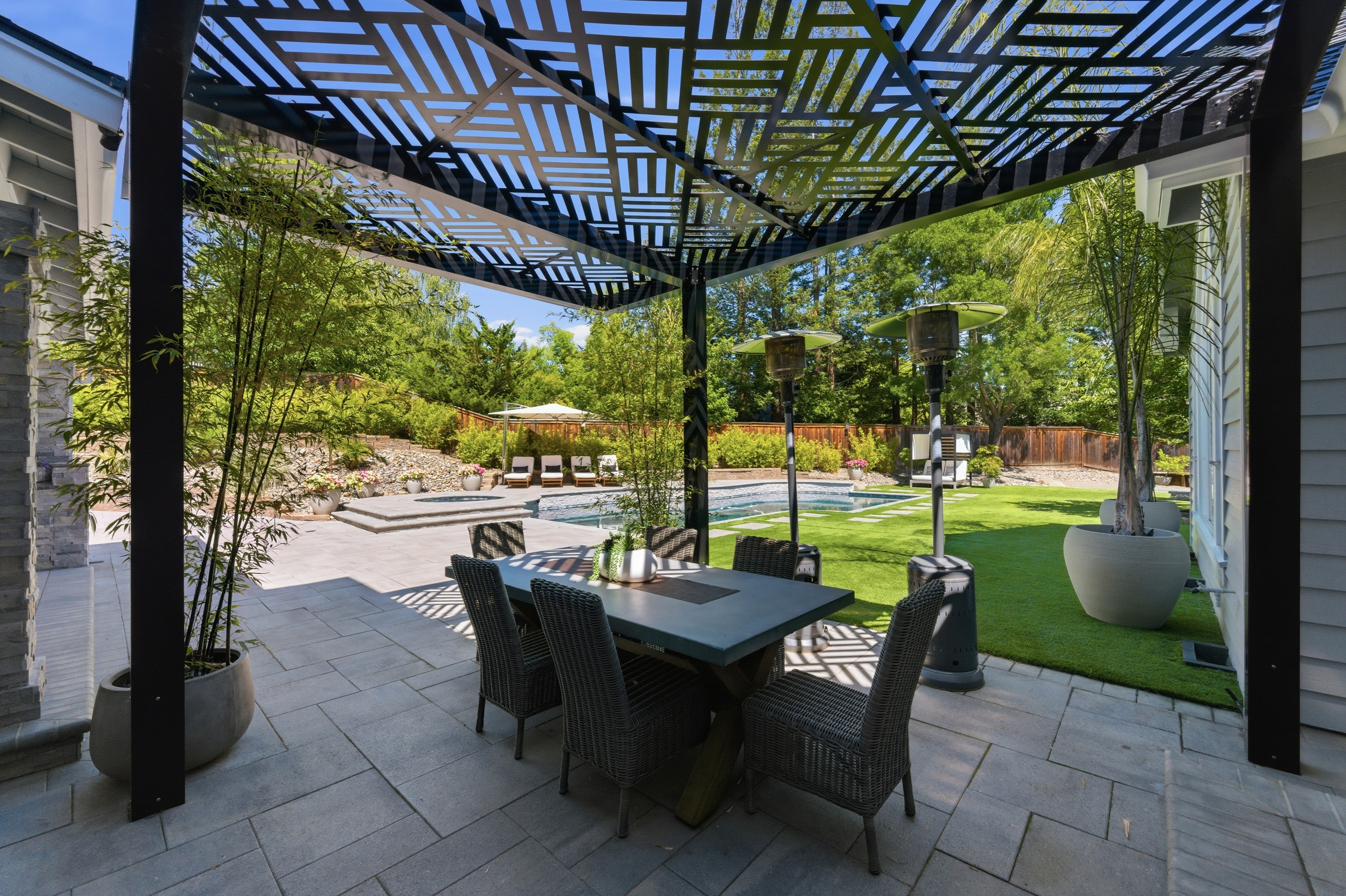  Timeless Transitional Estate with Resort-Style Backyard - 物件實景