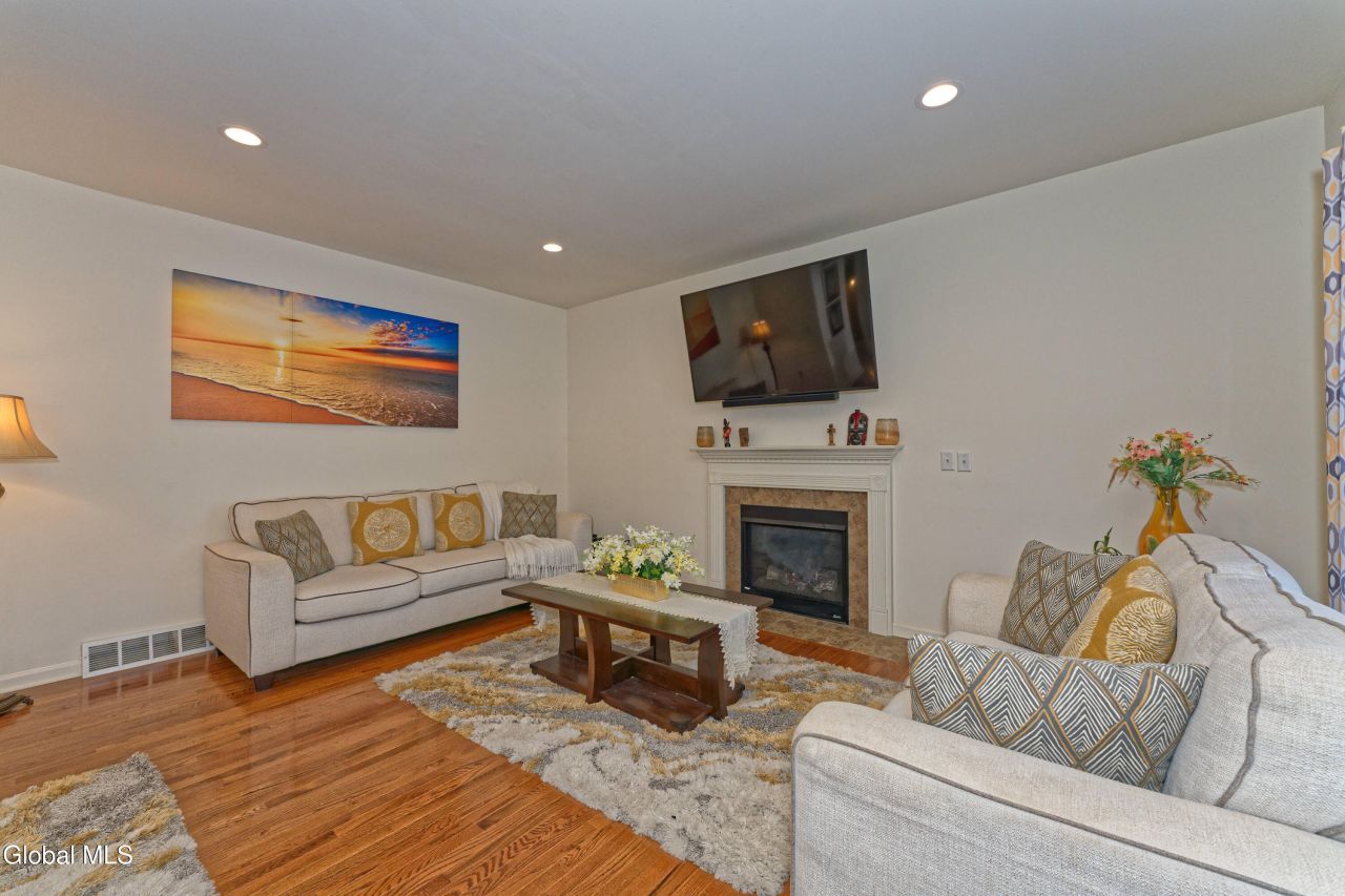 Rensselaer, New York, 12144, United States, 3 Bedrooms Bedrooms, ,3 BathroomsBathrooms,Residential,For Sale,1995950