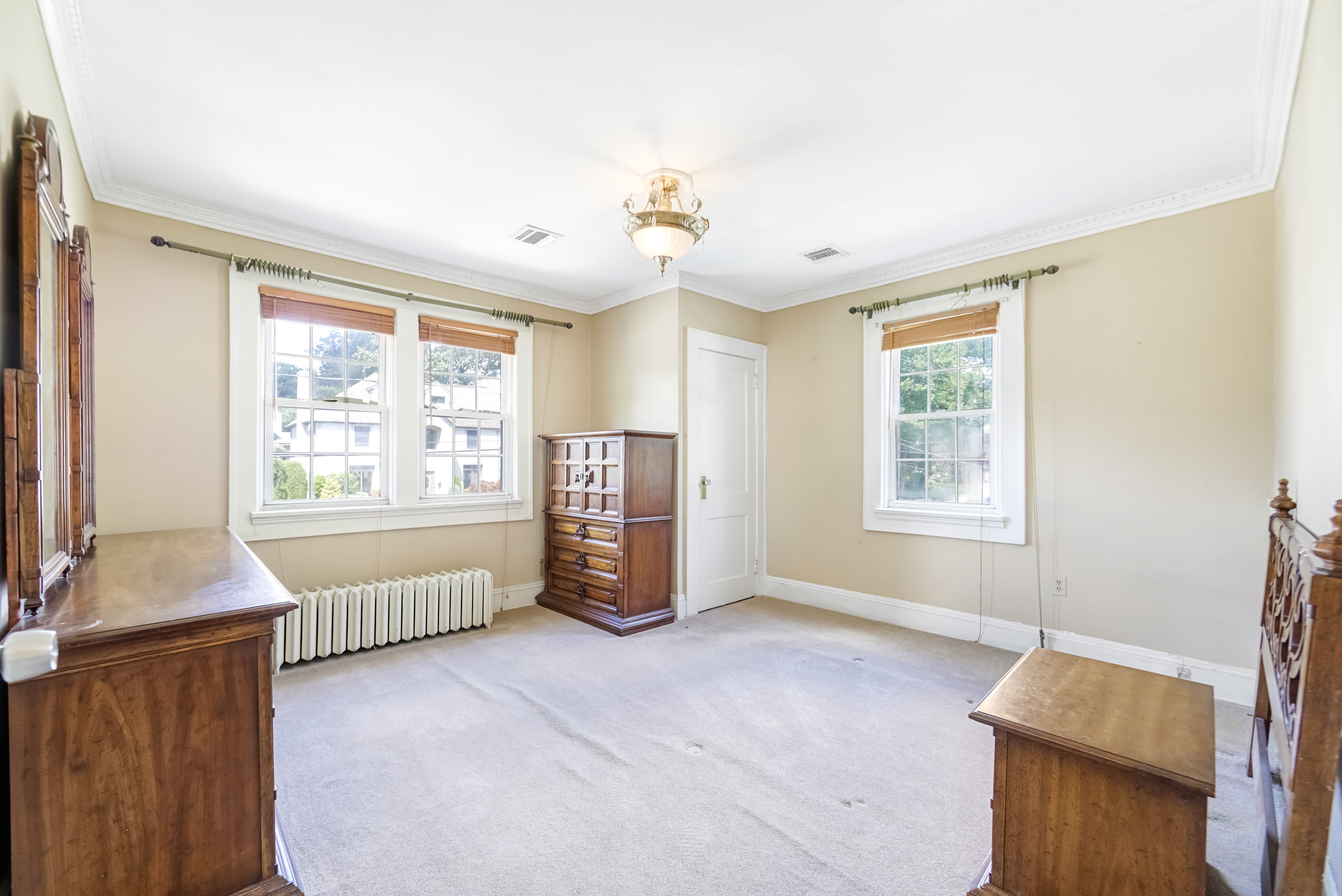 Cliffside Park, New Jersey, 07010, United States, 3 Bedrooms Bedrooms, ,3 BathroomsBathrooms,Residential,For Sale,1980135