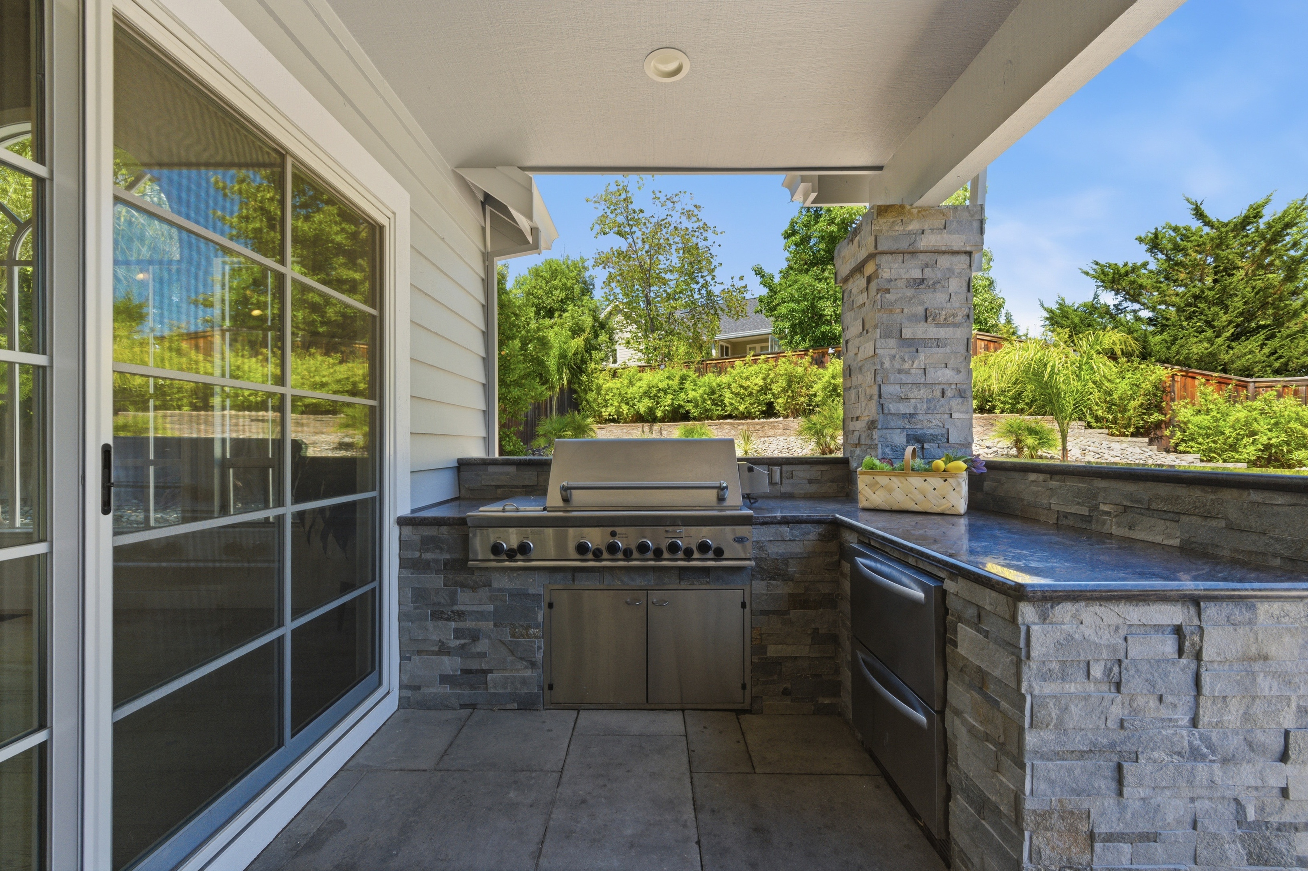  Timeless Transitional Estate with Resort-Style Backyard - 物件實景