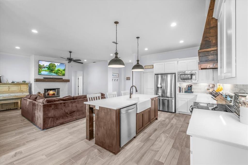 Weatherford, Texas, 76088, United States, 5 Bedrooms Bedrooms, ,5 BathroomsBathrooms,Residential,For Sale,1900599