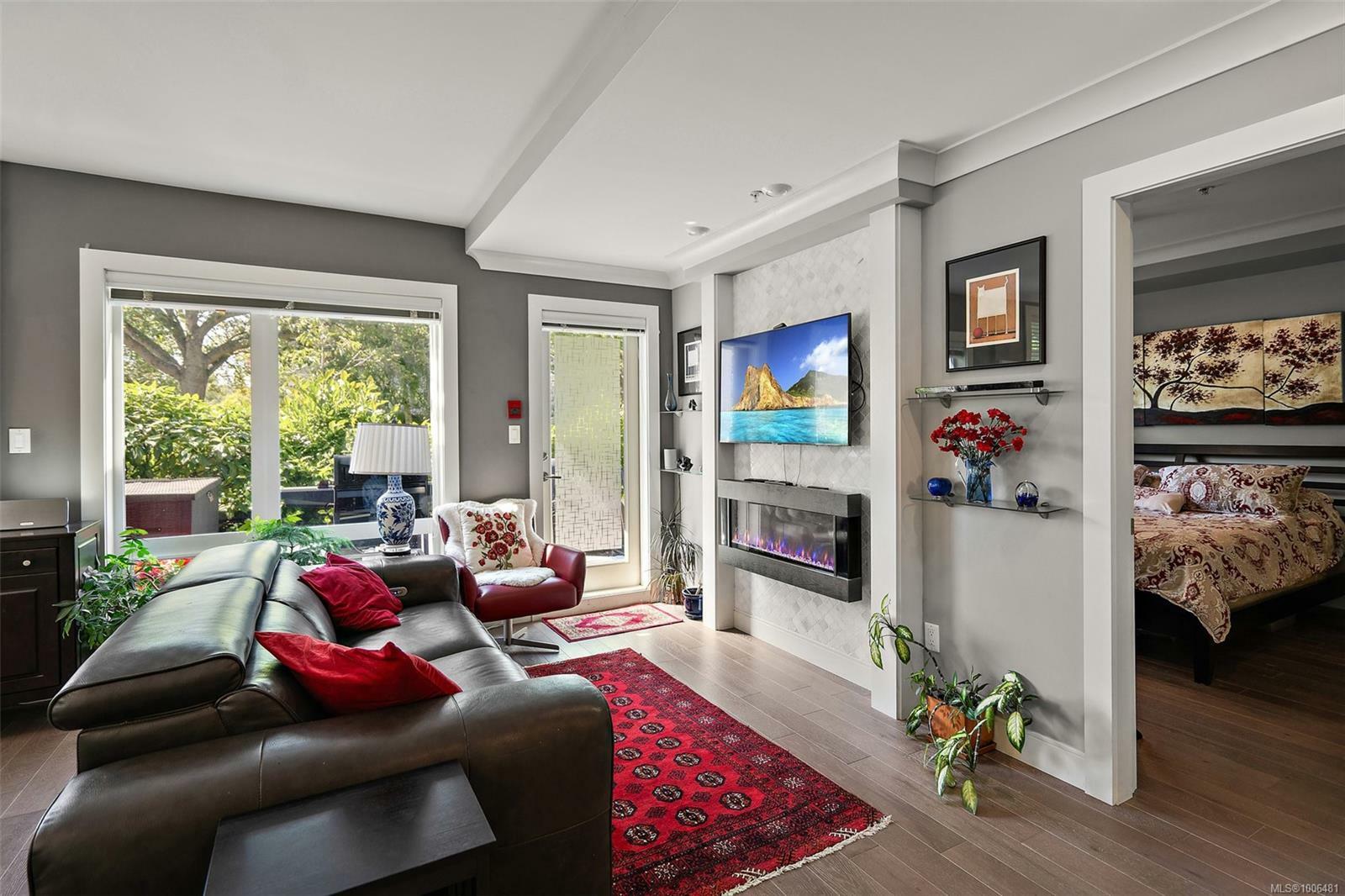 VICTORIA, British Columbia, V8V 1R5, CA, 2 Bedrooms Bedrooms, ,Residential,For Sale,1885284