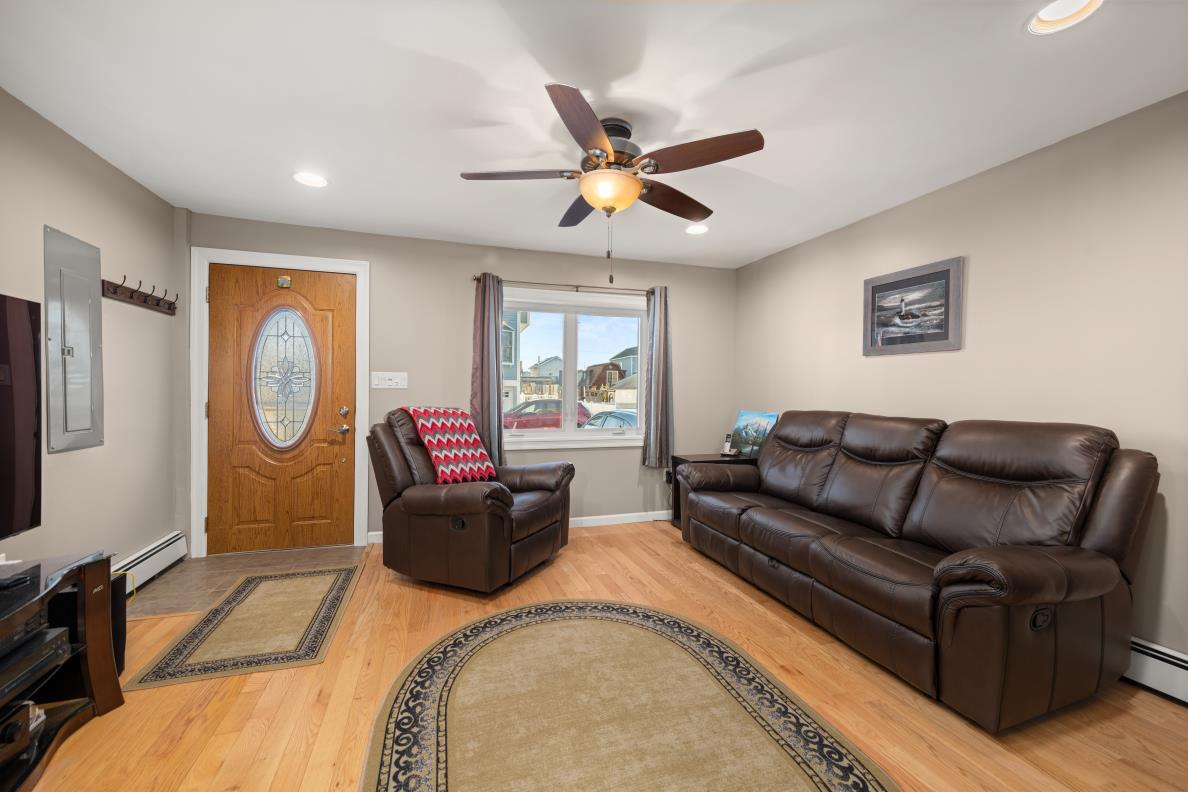 Broad Channel, New York, 11693, United States, 3 Bedrooms Bedrooms, ,1 BathroomBathrooms,Residential,For Sale,1982489