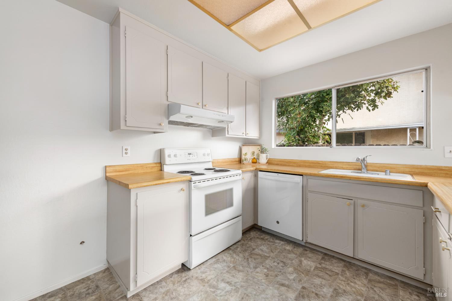 Vacaville, California, 95687, United States, 4 Bedrooms Bedrooms, ,2 BathroomsBathrooms,Residential,For Sale,1977124