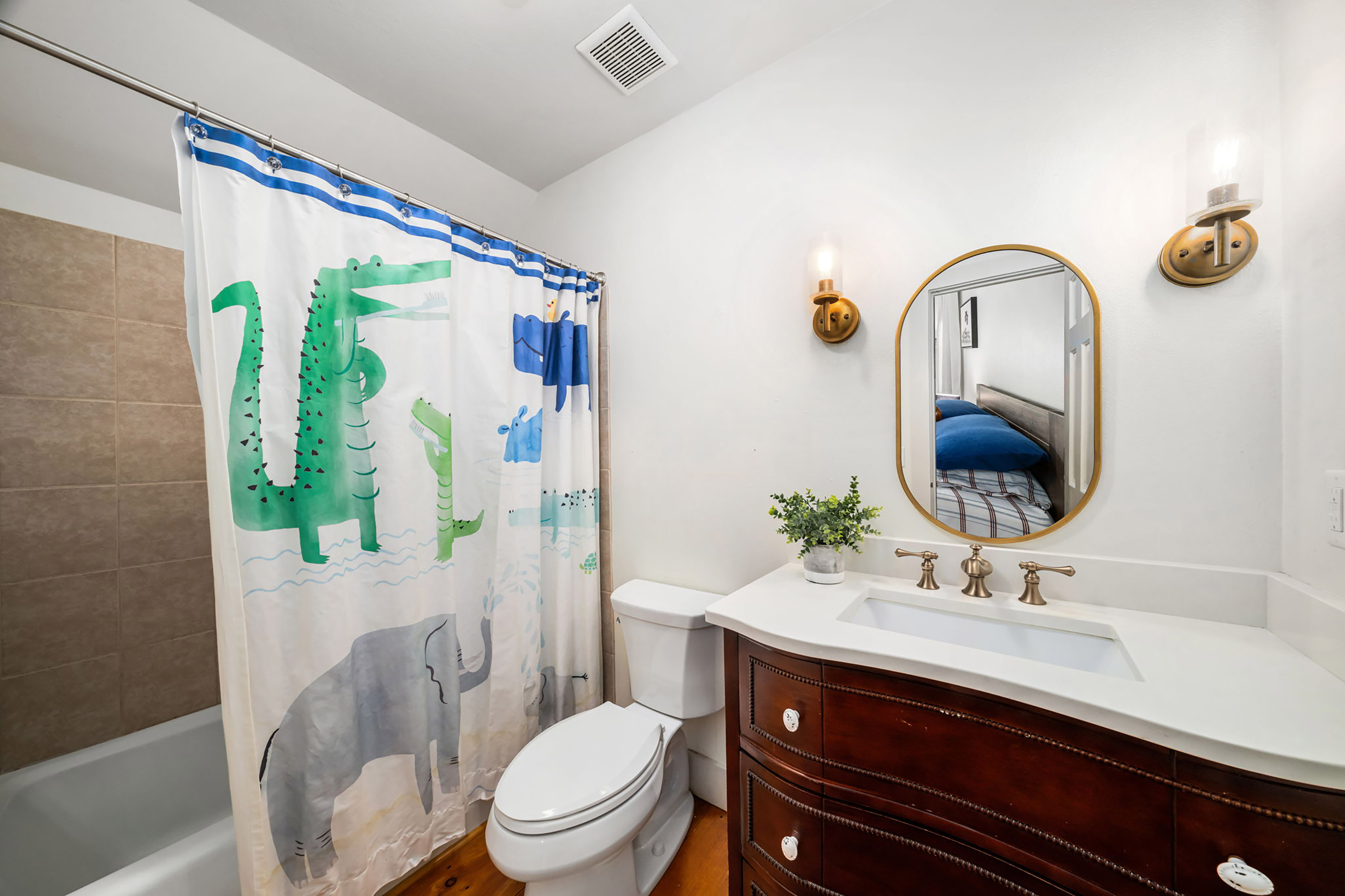  Live Timeless in Coveted Farmhouse on 4+ Private Gated Acres In Roswell - 物件實景
