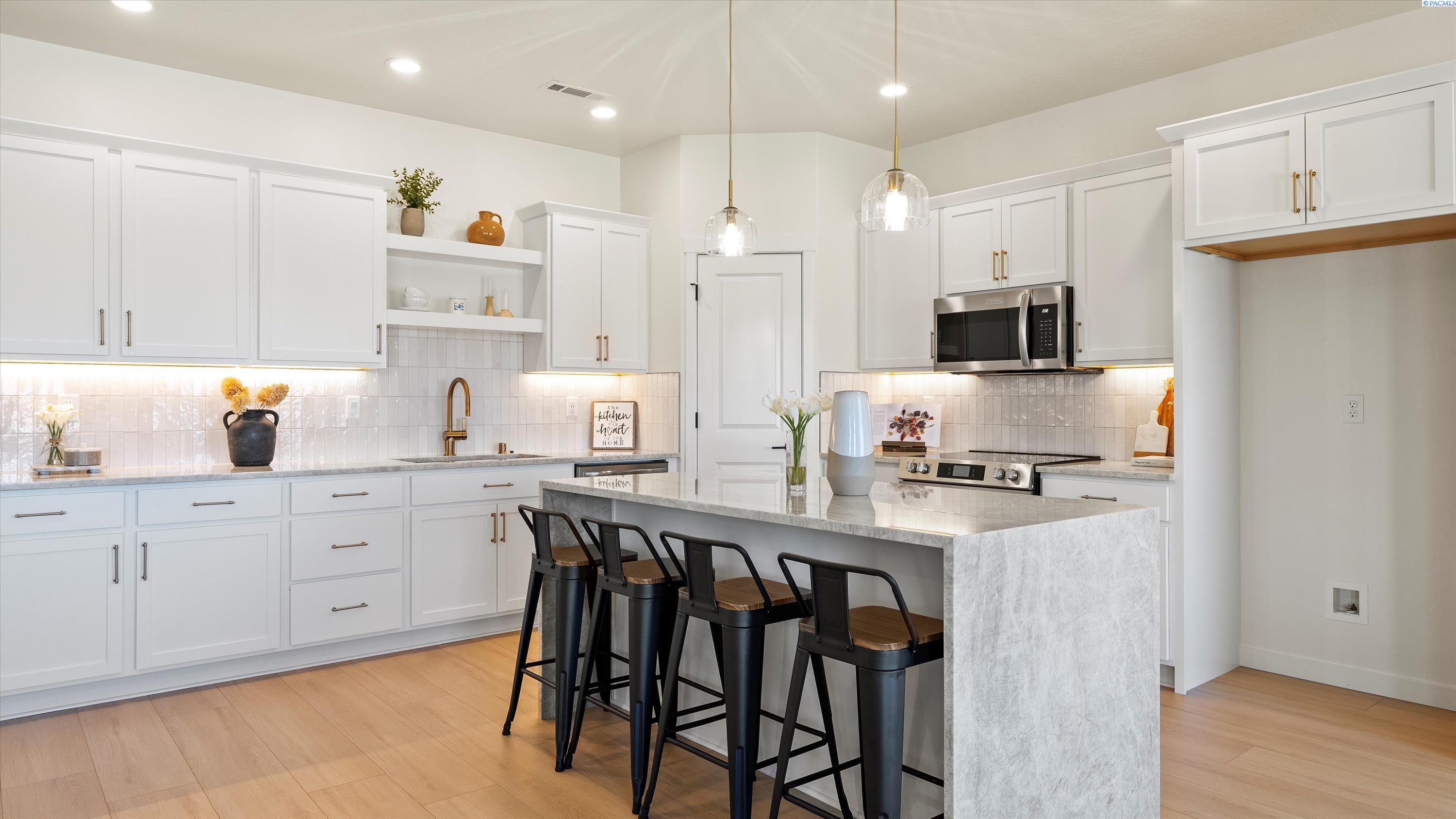 Richland, Washington, 99352, United States, 3 Bedrooms Bedrooms, ,2 BathroomsBathrooms,Residential,For Sale,1883404