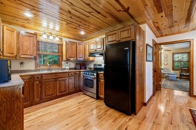 Murphy, North Carolina, 28906, United States, 3 Bedrooms Bedrooms, ,6 BathroomsBathrooms,Residential,For Sale,1933143