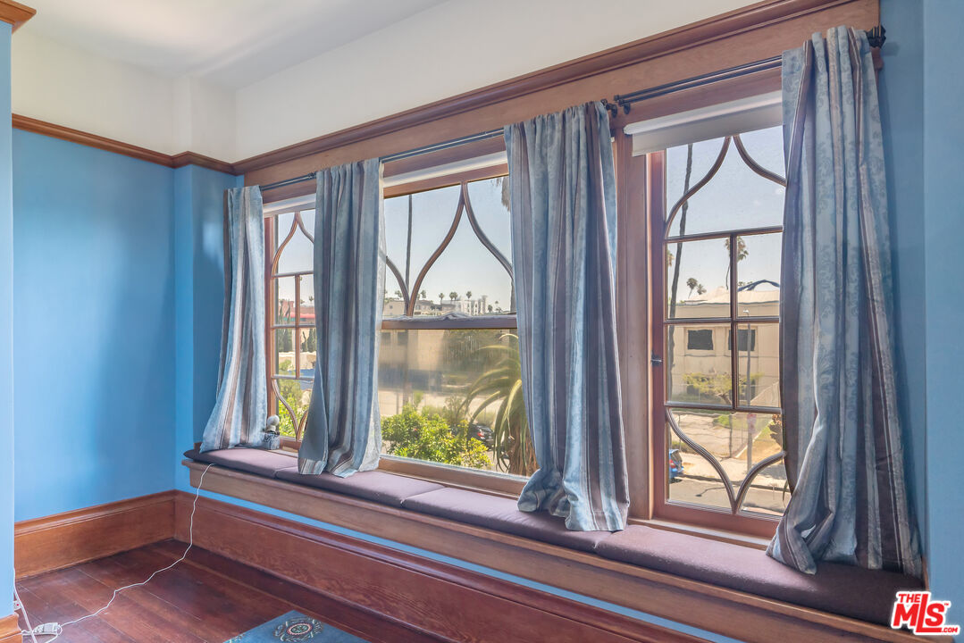 Los Angeles, California, 90006, United States, 6 Bedrooms Bedrooms, ,5 BathroomsBathrooms,Residential,For Sale,1883118
