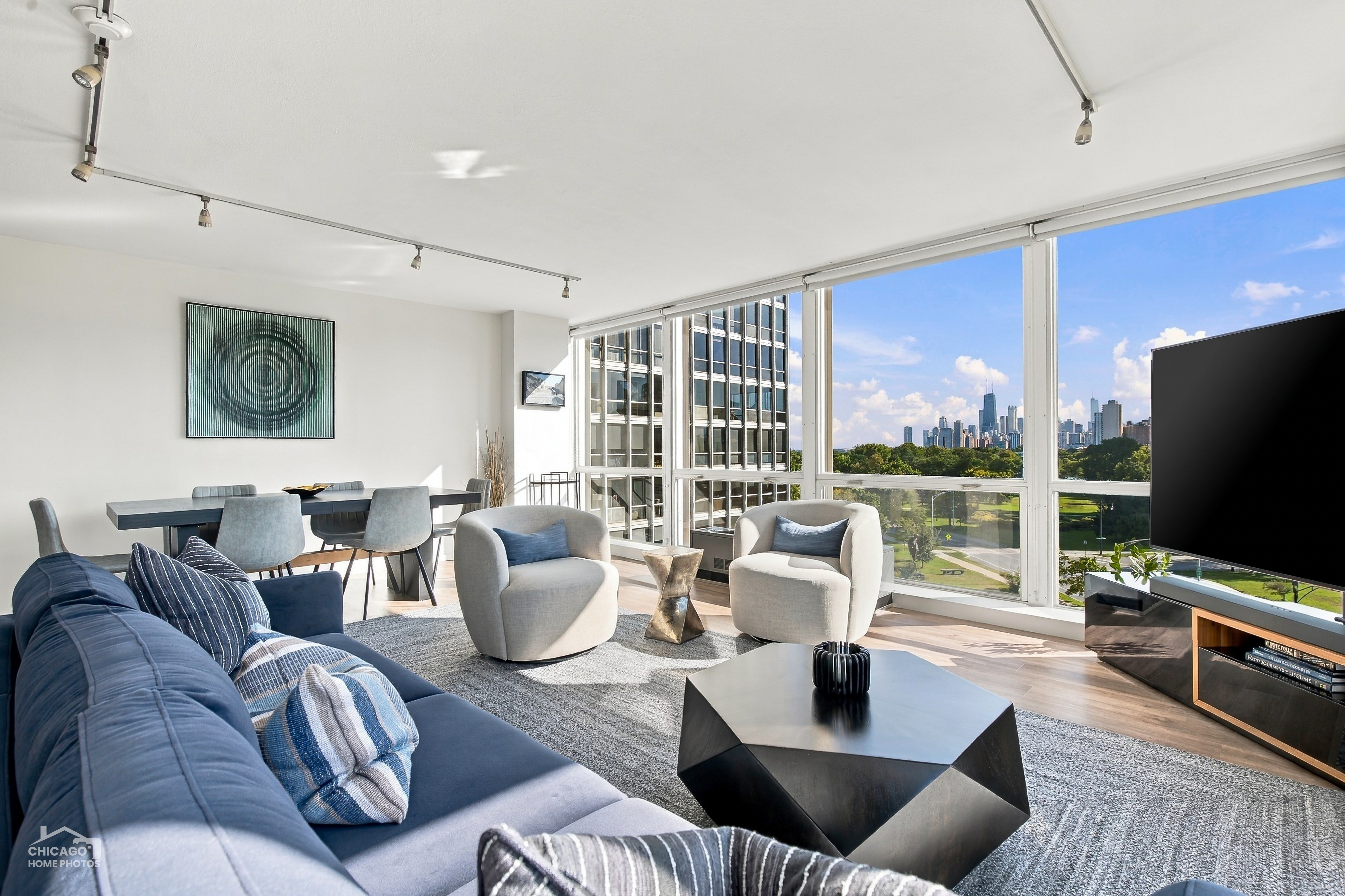  Gorgeous Views from Every Window in this Renovated, Corner Unit Condo - 物件實景