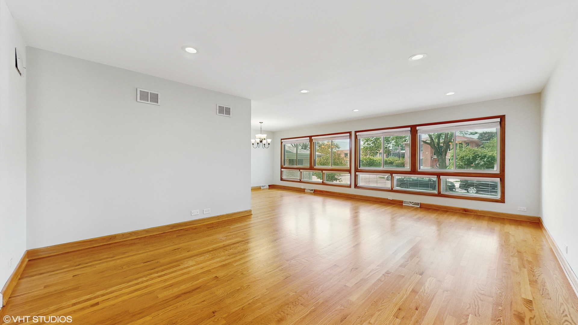 Skokie, Illinois, 60076, United States, 4 Bedrooms Bedrooms, ,2 BathroomsBathrooms,Residential,For Sale,1935170