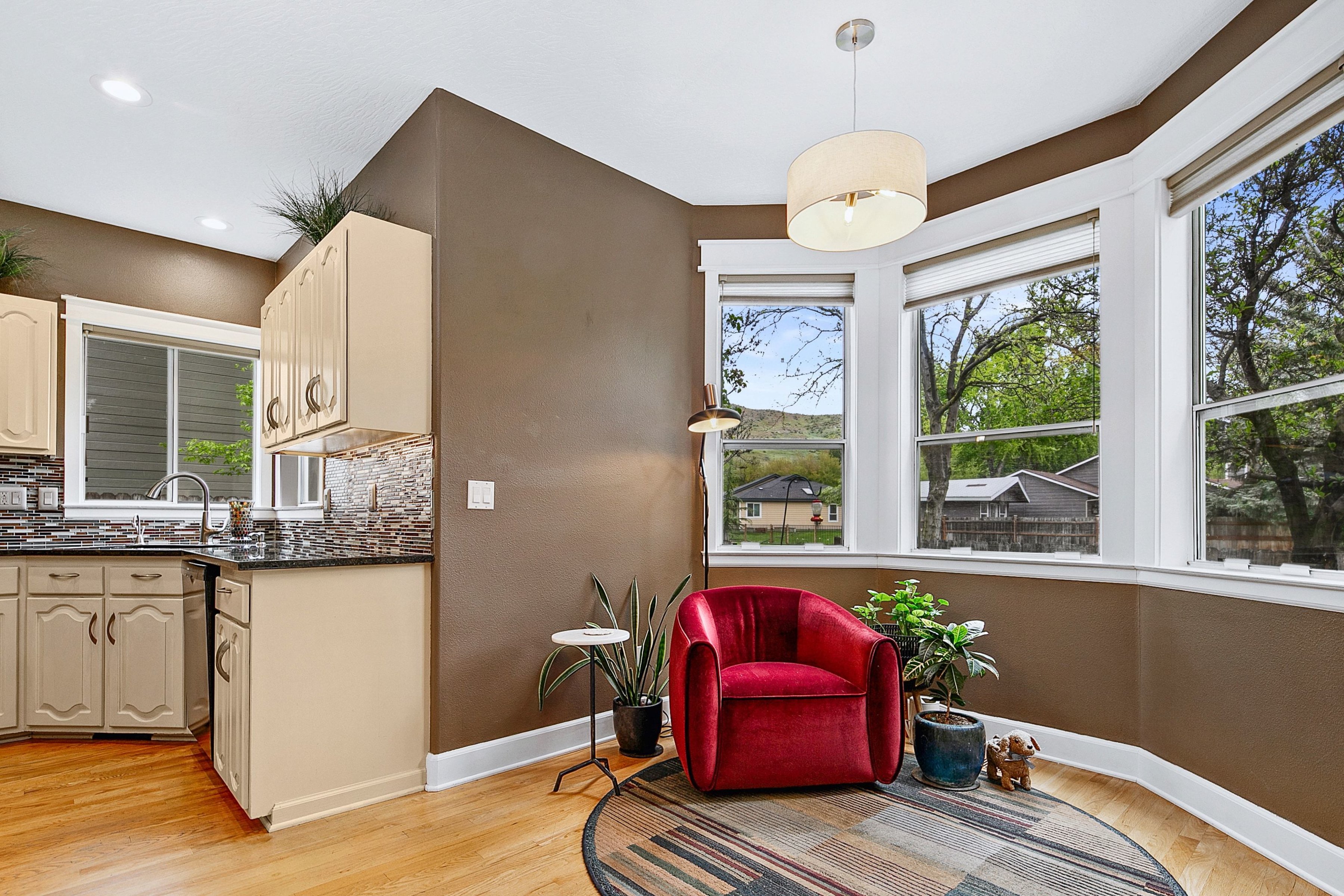  Spacious Updated Home Backs To Park With Scenic Foothills Views - 物件實景